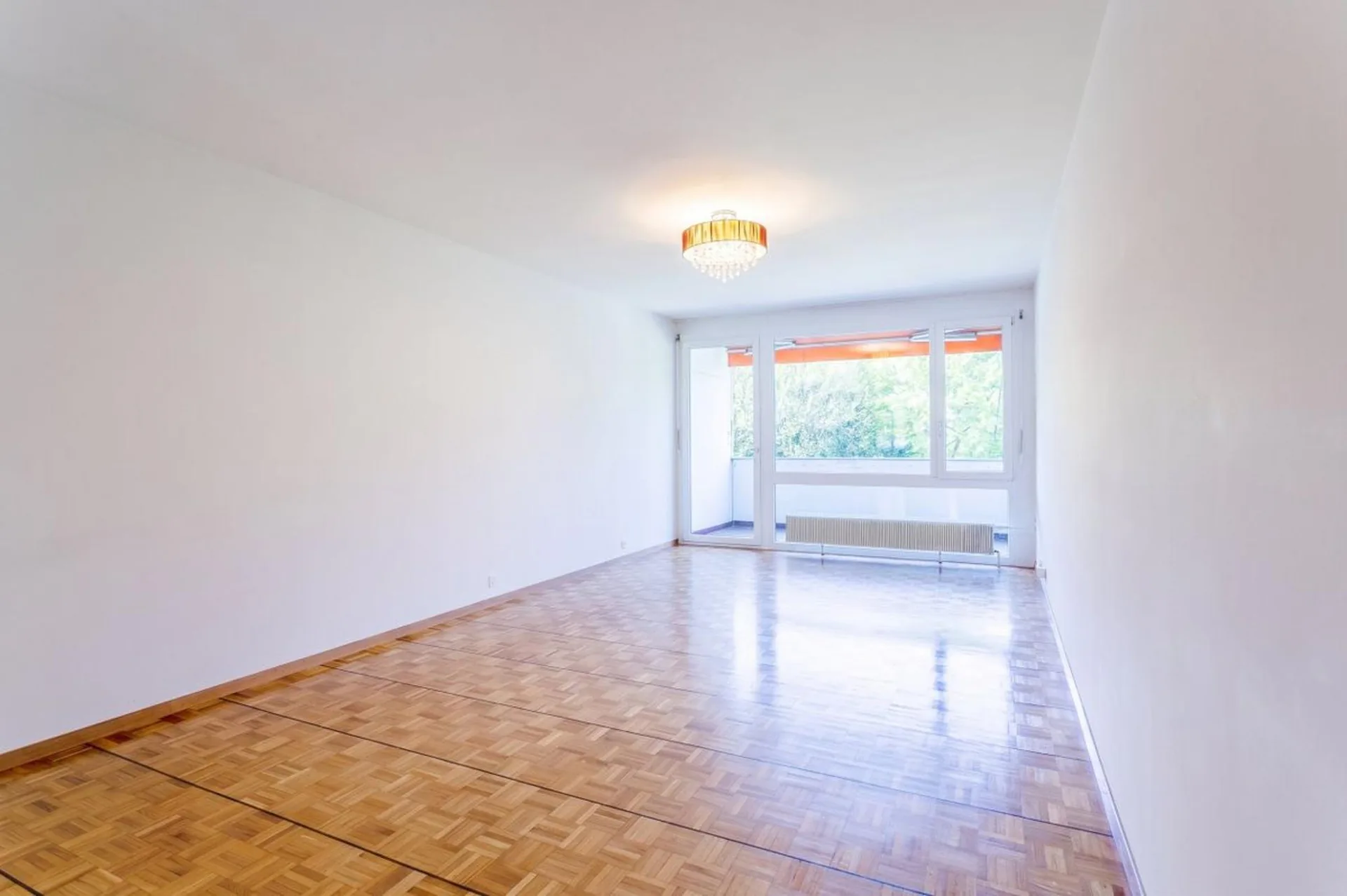In the heart of a green environment, discover this spacious 4.5-room apartment with a balcony.