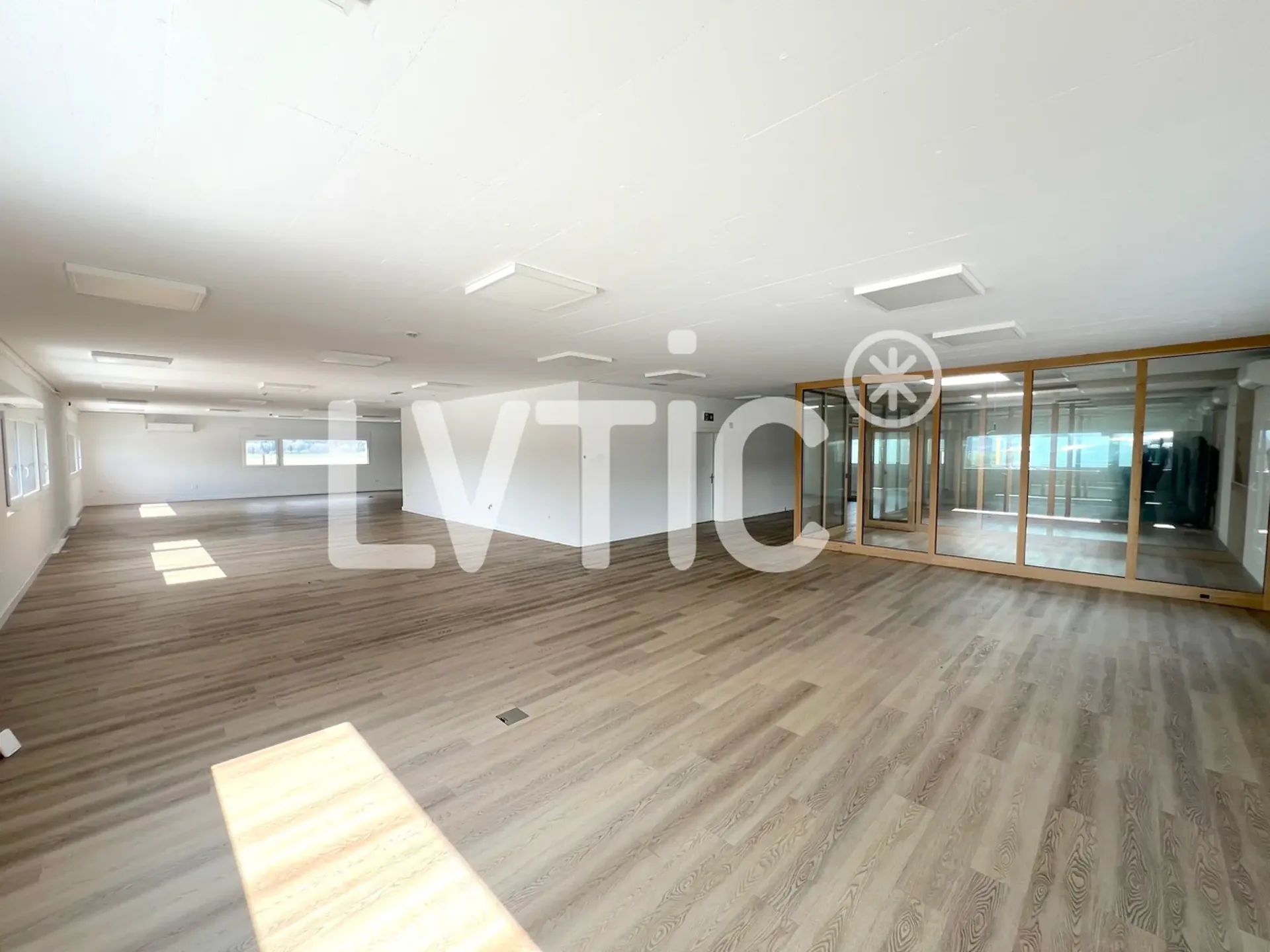 Büros, 410 m2 große Räume zur Miete in Collombey