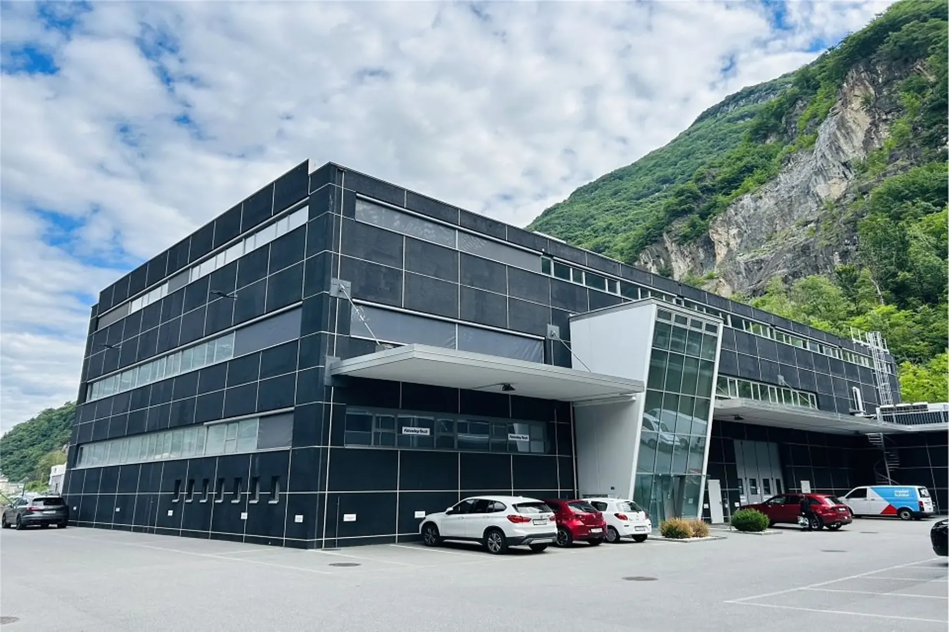 In vendita: Ampio spazio commerciale al centro CAST-CASTIONE