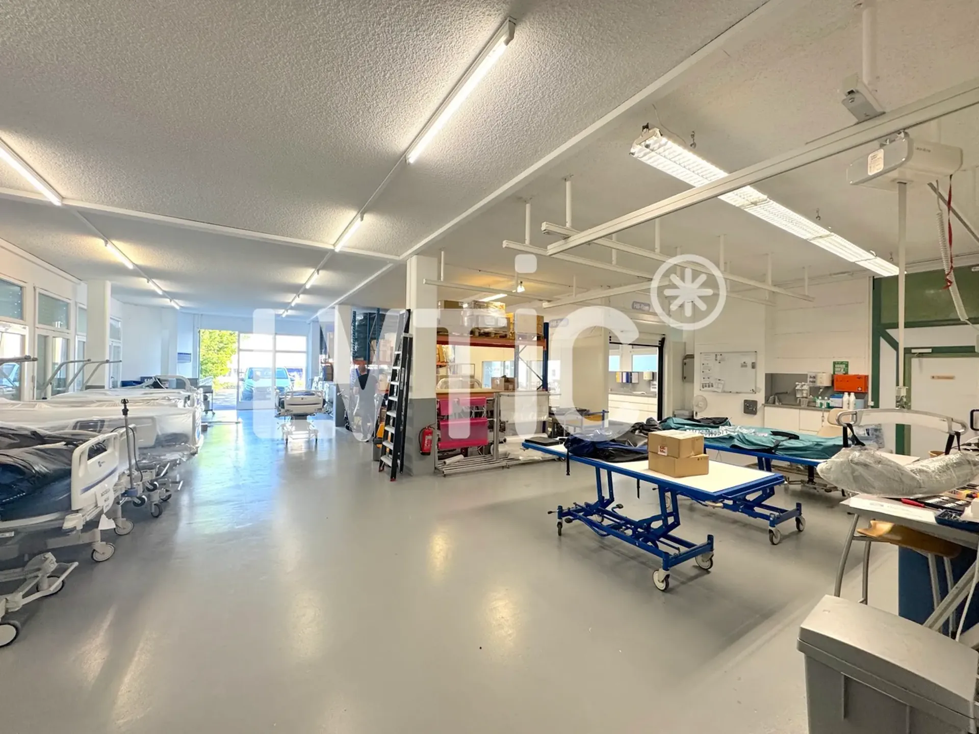Showroom, warehouse, offices of 700 m2 divisible for rent in Bussigny