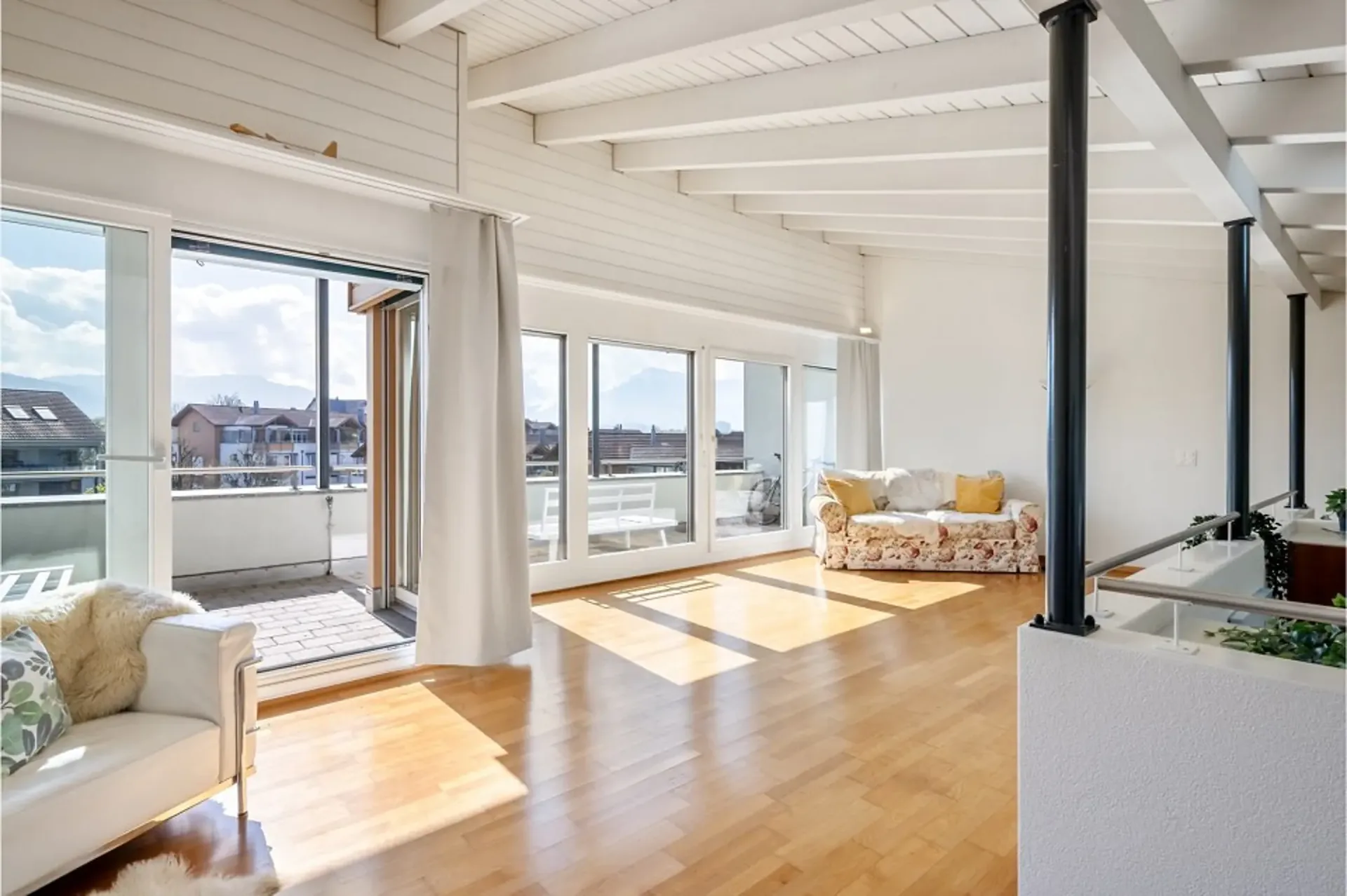 Traumhafte 4.5-Zimmer-Maisonette-Wohnung mit Terrasse, Bergblick und Hobbyraum in Holzhäusern