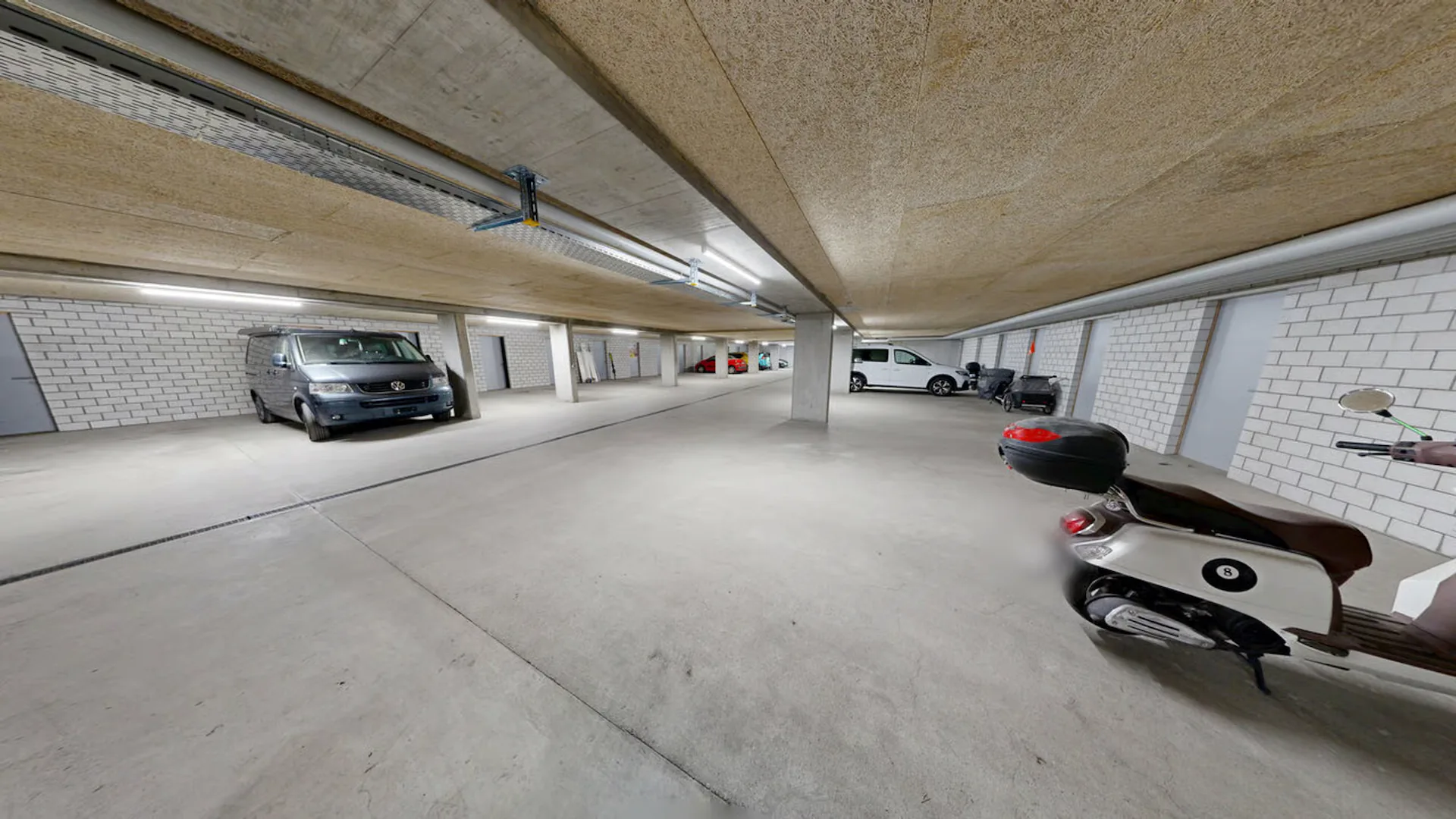 Tiefgaragen-Parkplatz mit Abstellraum