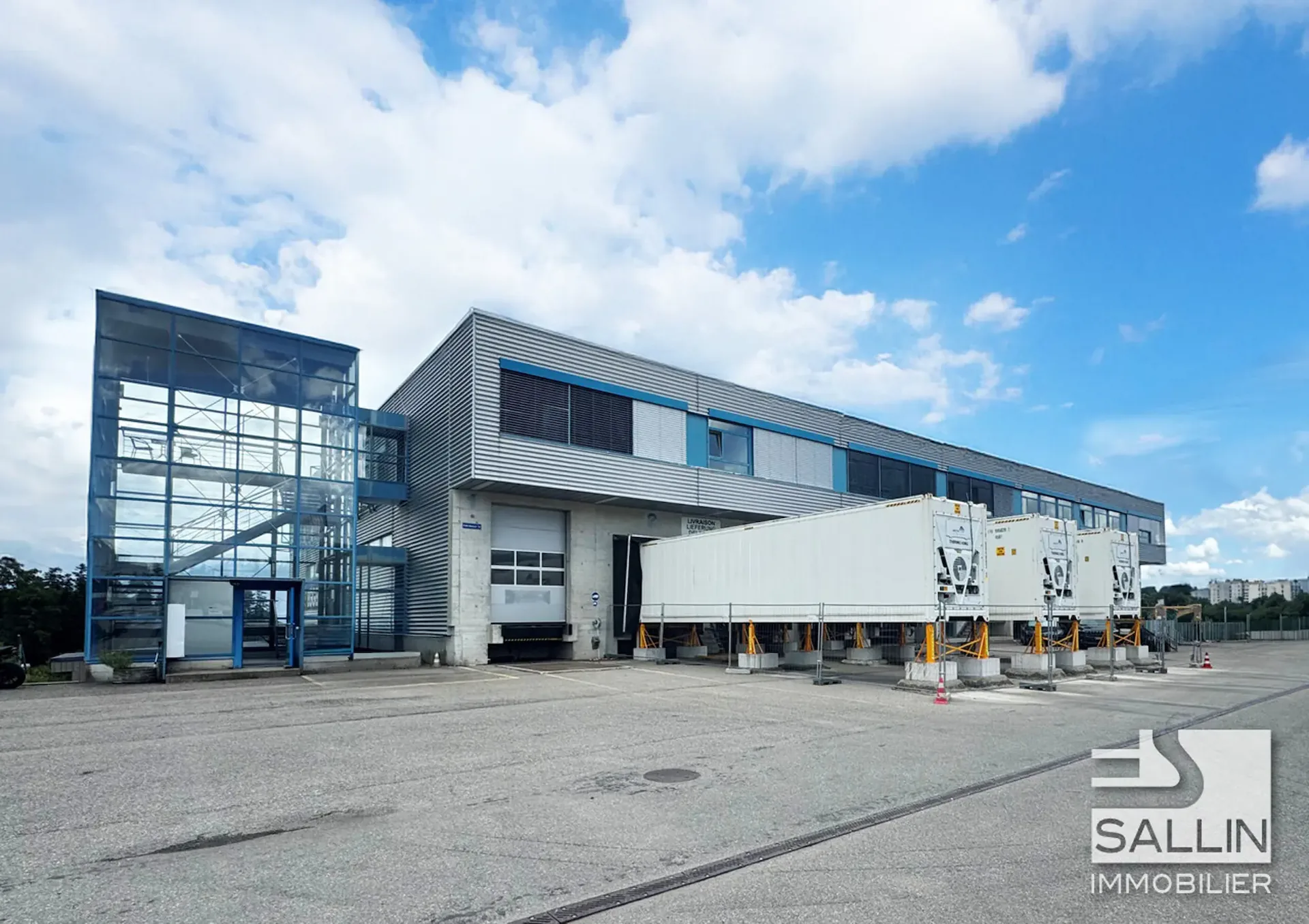 Lagerhalle von ca. 763 m², Ladeplatz mit Hebebühne