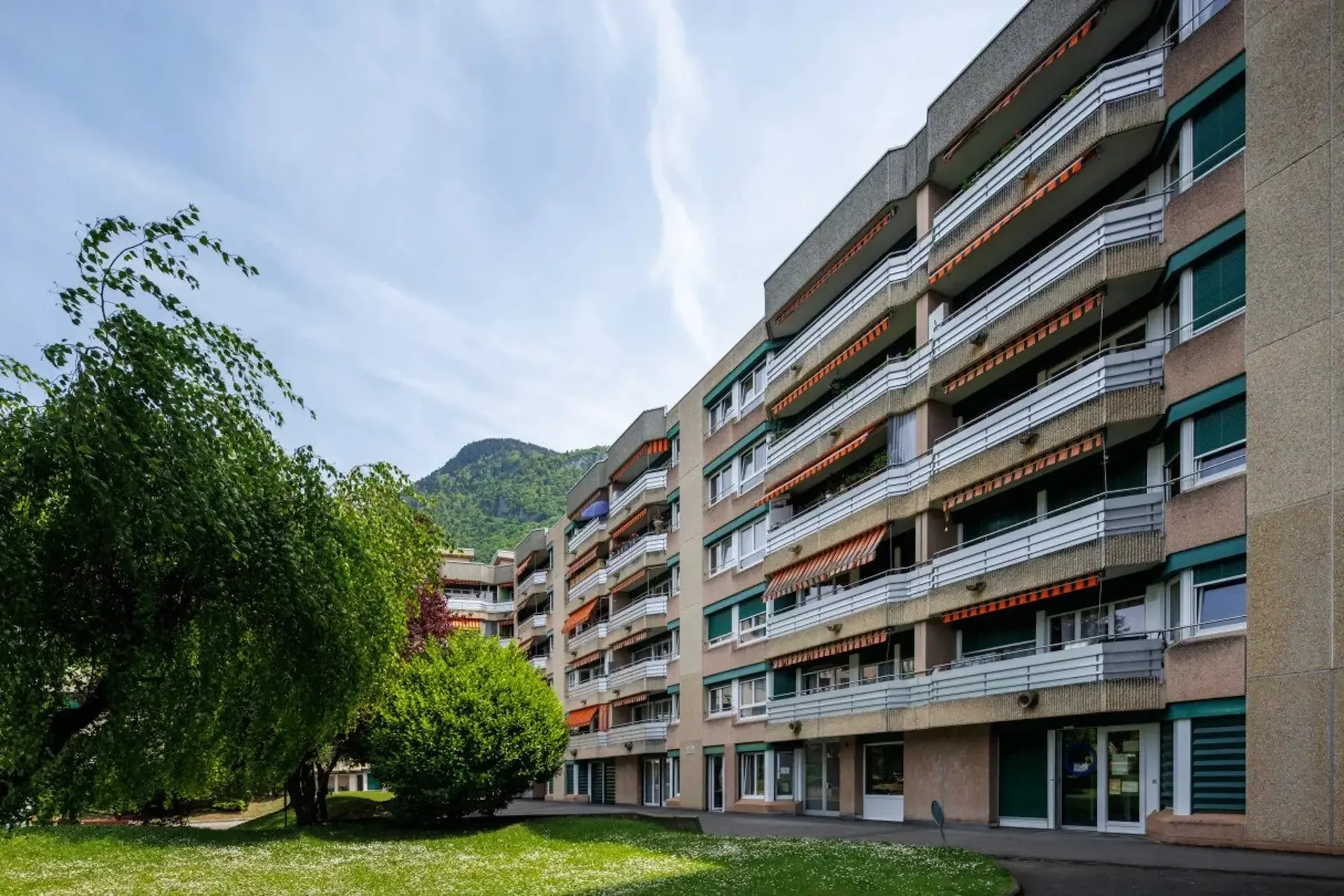 Großer Gewerberaum zur Miete, in 3 Teile von 82m2, 54m2 und 43m2 unterteilt - Ideal für ein Geschäft oder ein Büro.