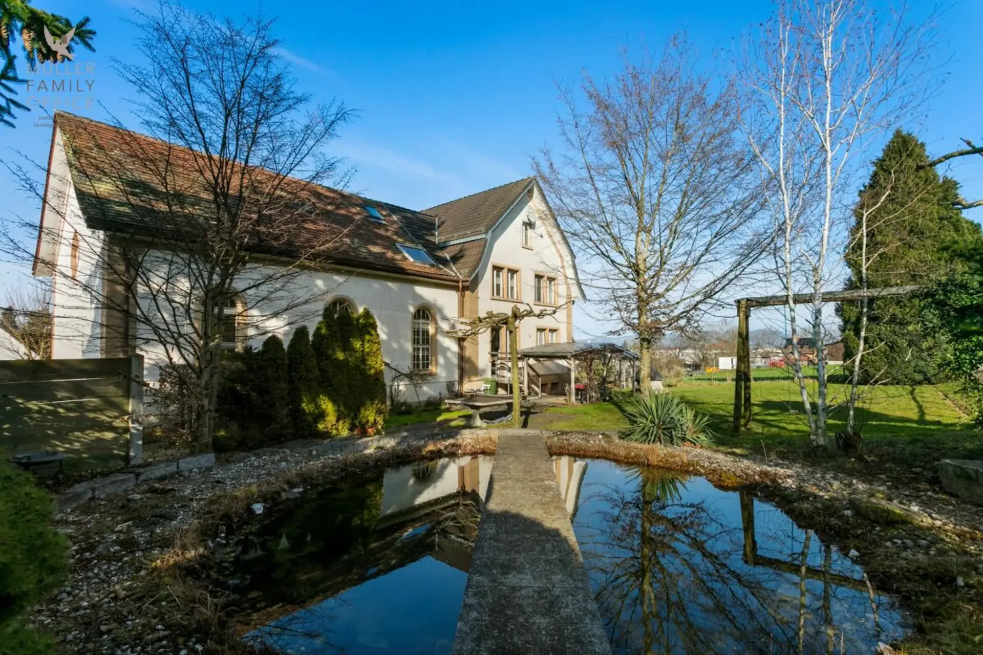 Maison de famille exceptionnelle (ancienne église) dans un endroit calme avec un grand potentiel de développement (maison multi-générationnelle possible)