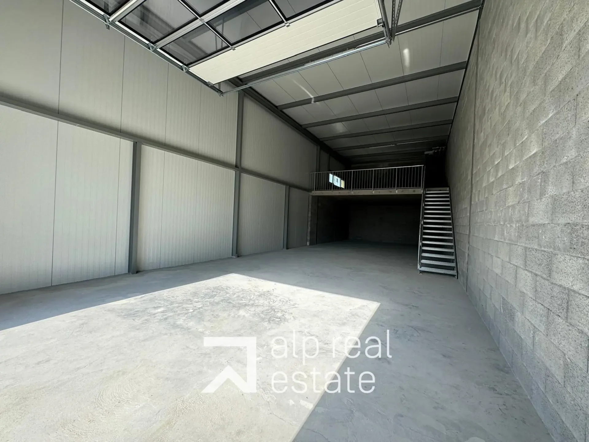 Modulierter Raum von 160m² - Flexibilität & strategische Erreichbarkeit A9