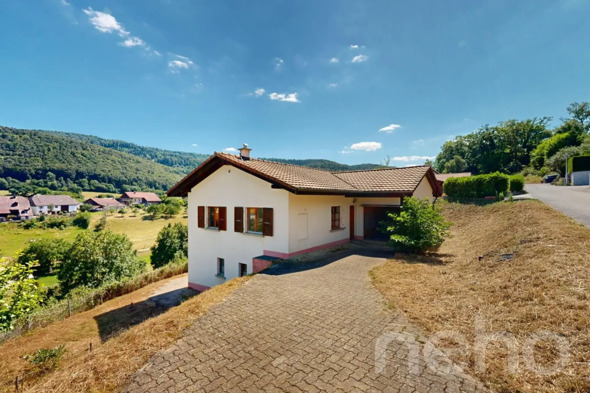 Individual house with high potential and large plot in Bressaucourt