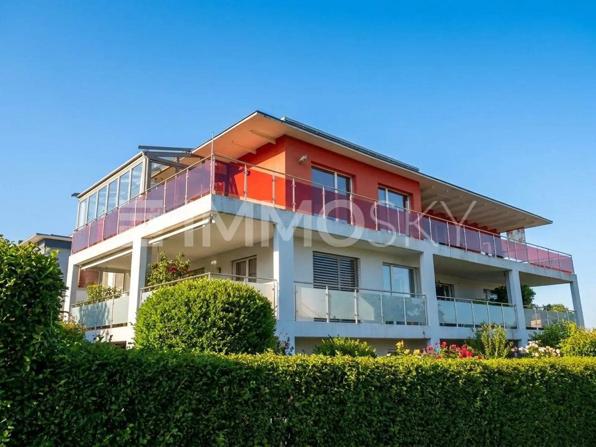 Appartement en attique ensoleillé avec terrasse spectaculaire et vue sur le lac