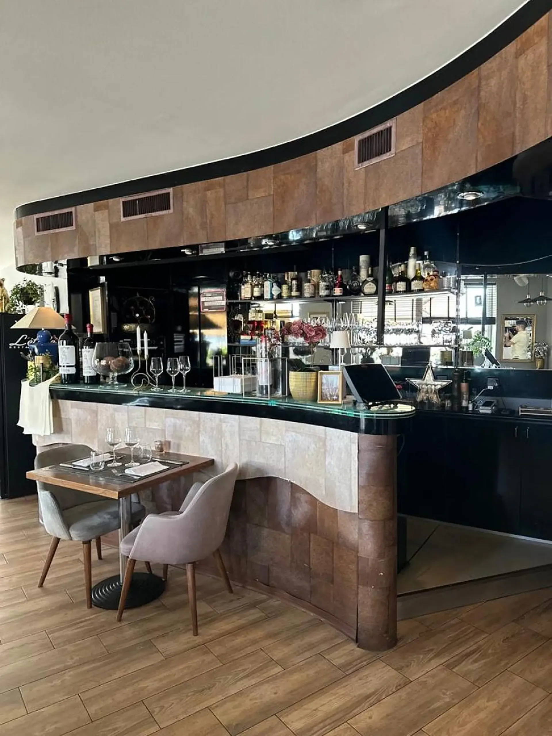 RESTAURANT WITH STRONG ACTIVITY TO TAKE OVER