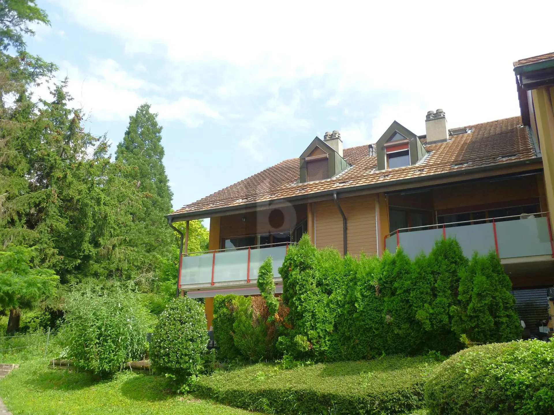 Spacious triplex, quiet, availability to be agreed