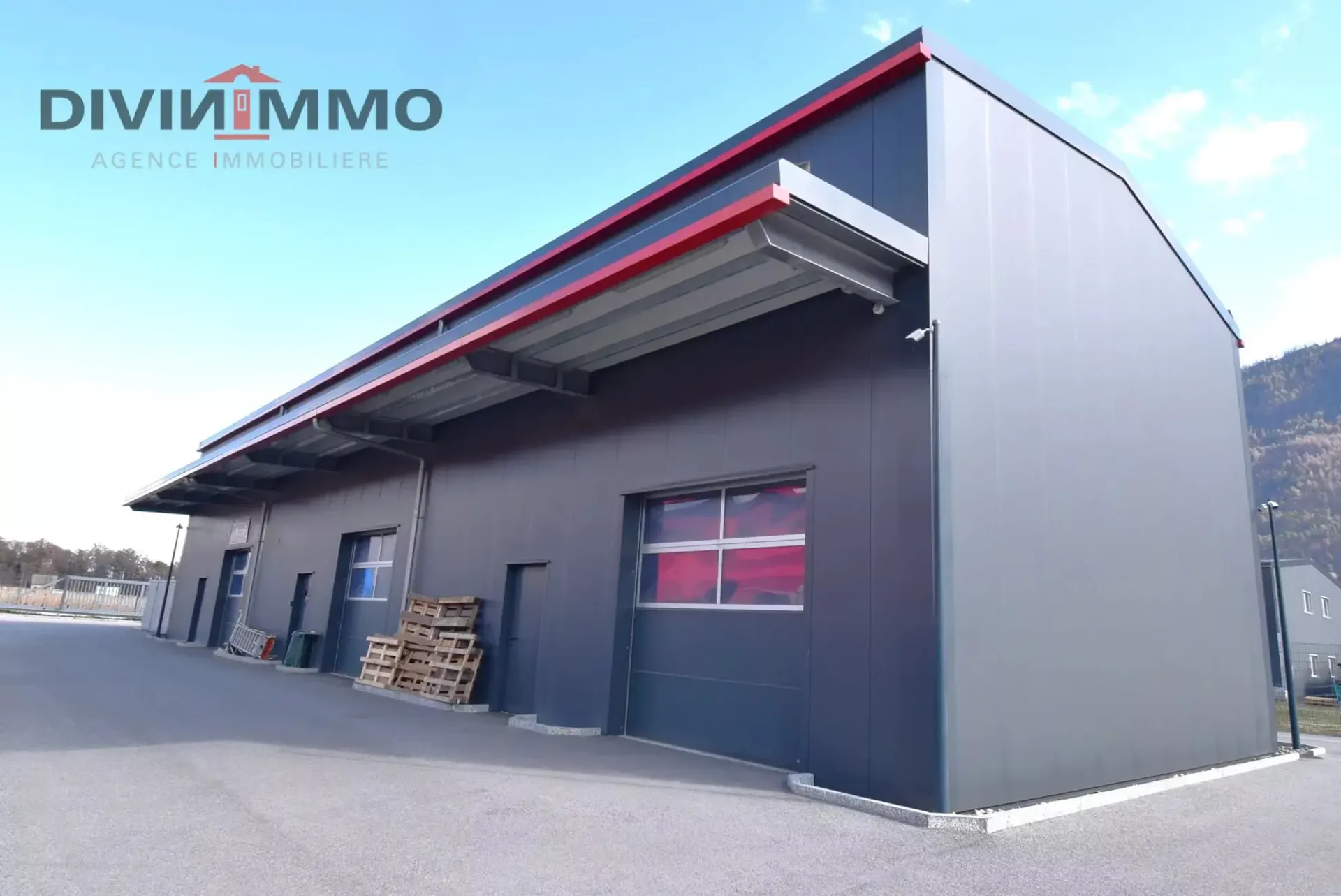Halle für Industriezwecke mit 145 m2 und 5 Parkplätzen