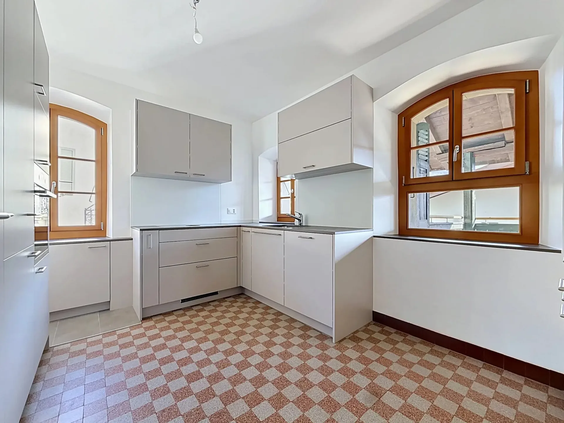 For rent: 4.5 rooms renovated, 150 m², with garden, garage and panoramic view