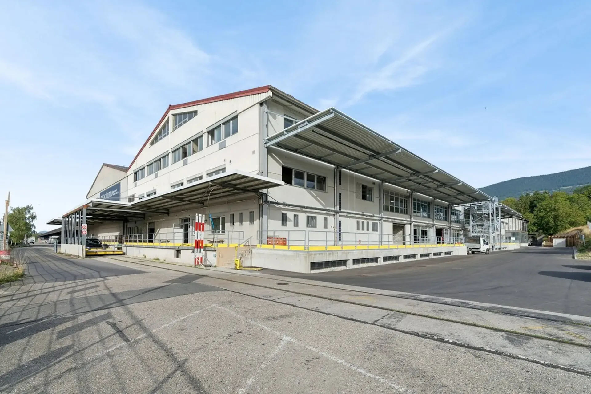 Lagerhallen von 2'900 m² zur Miete - Onnens