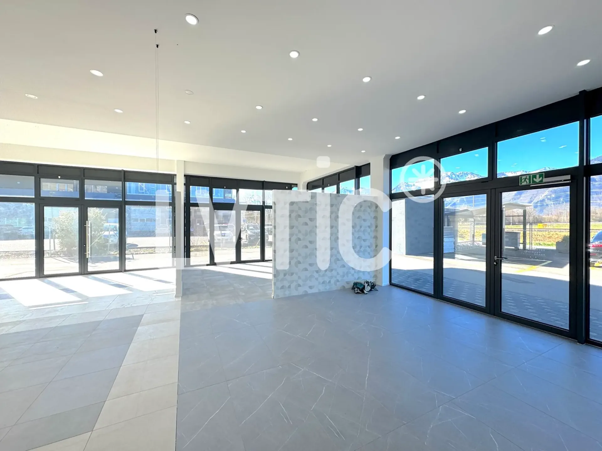Showroom, locaux, atelier de 225 m2 à louer proche Villeneuve