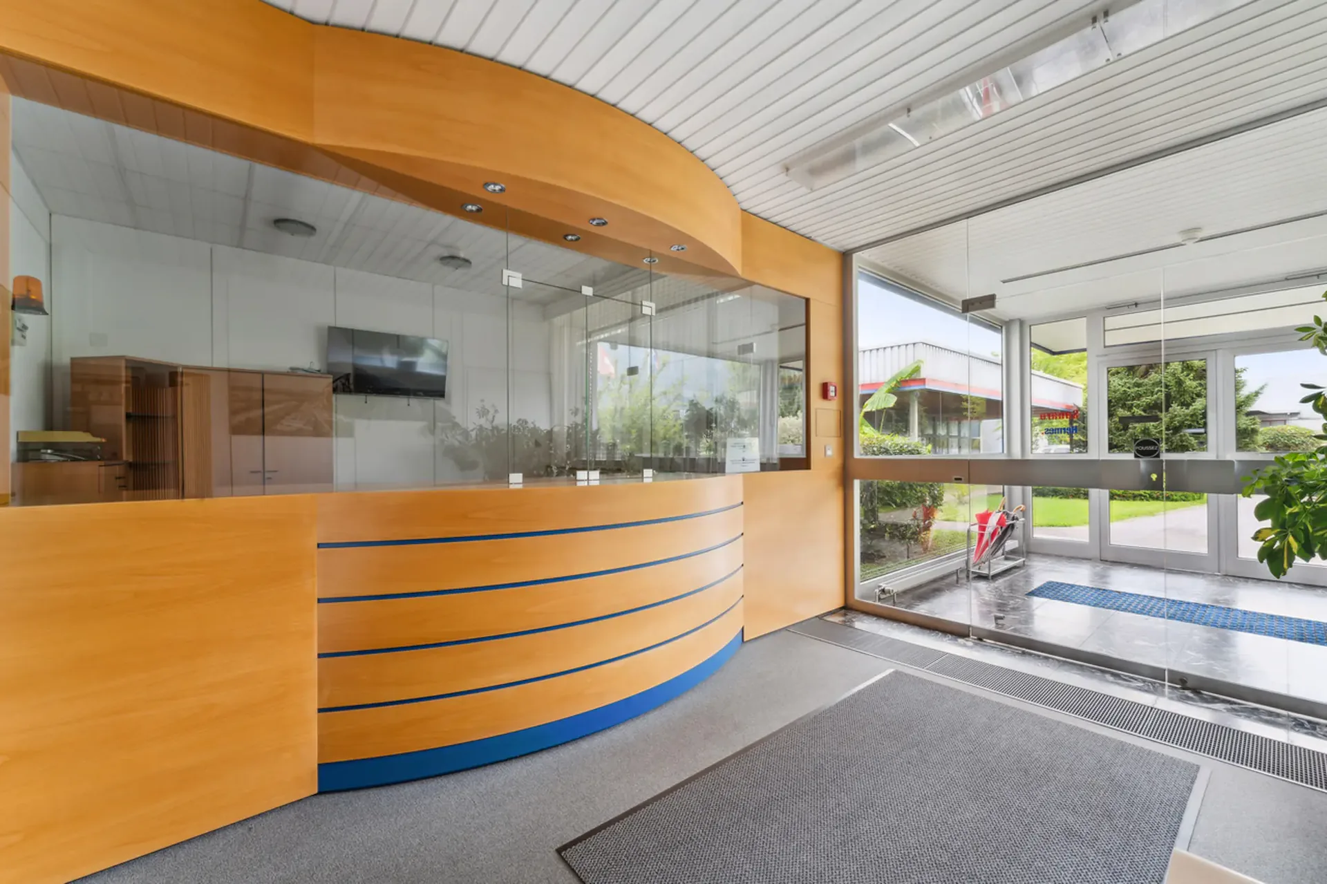 8'400m2 - Logistik/Labor/Fabrik - Eingang zum Wallis