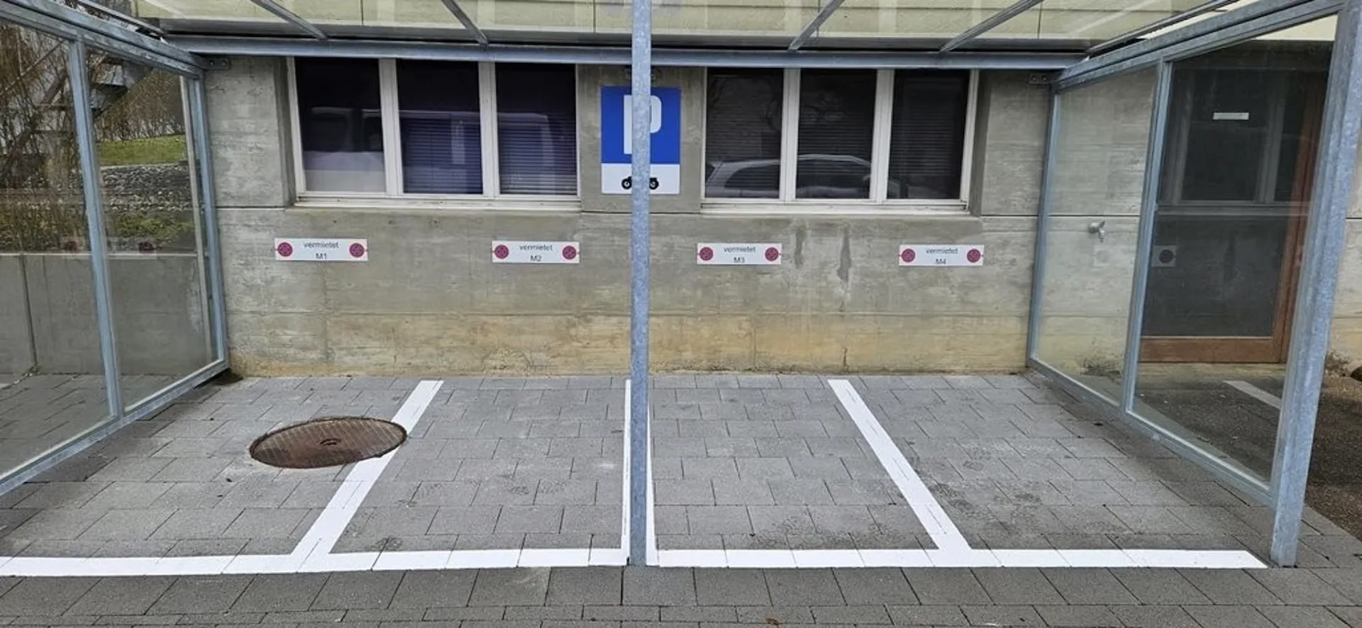 Aussen-Motorradplätze mit Unterstand zu vermieten