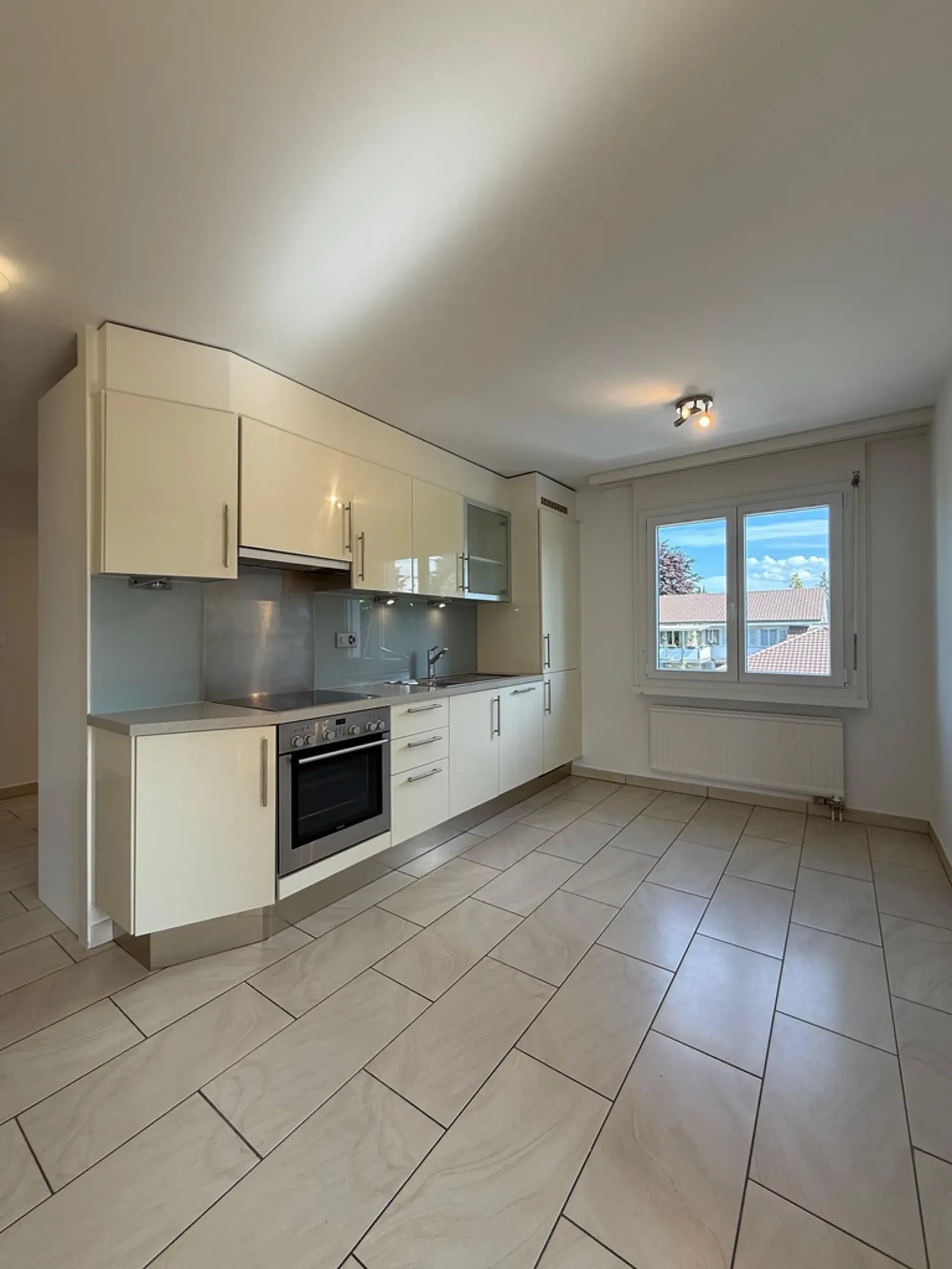 Appartement lumineux 3.5 pièces au premier étage avec balcon