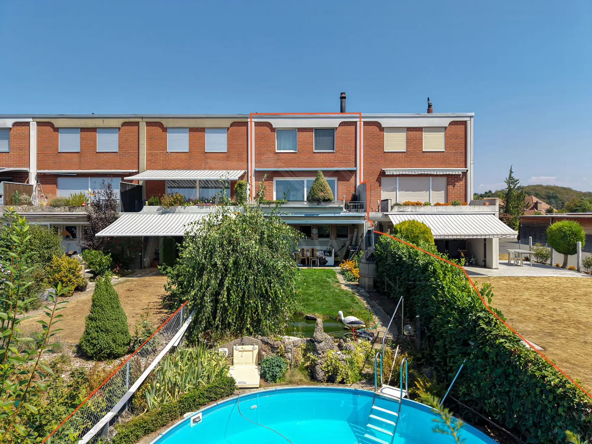 Ruhiges 6-Zimmer-Reiheneinfamilienhaus mit Pool & Garage in Wünnewil