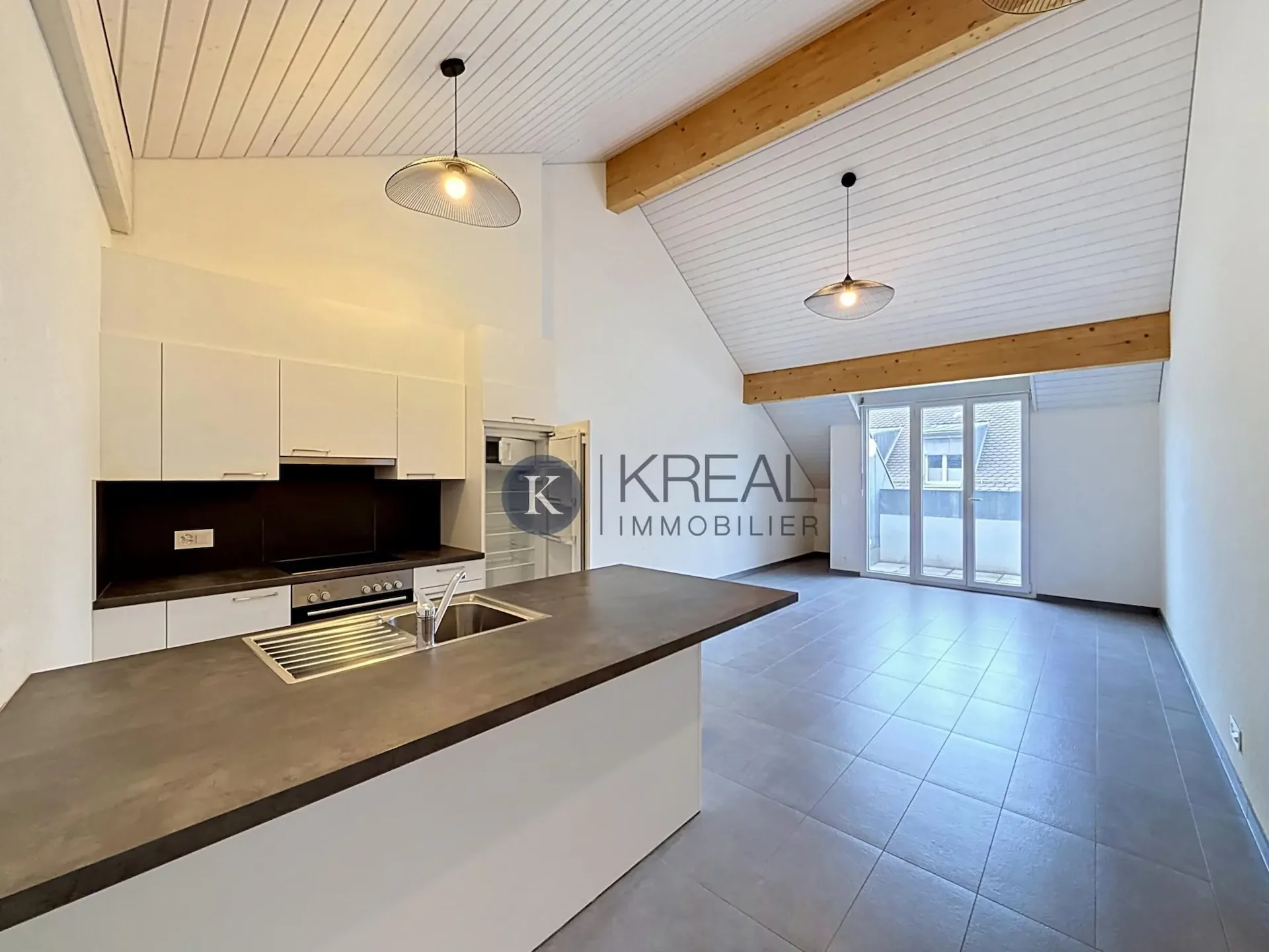 Beautiful 2.5-room apartment on the top floor of a recent PPE