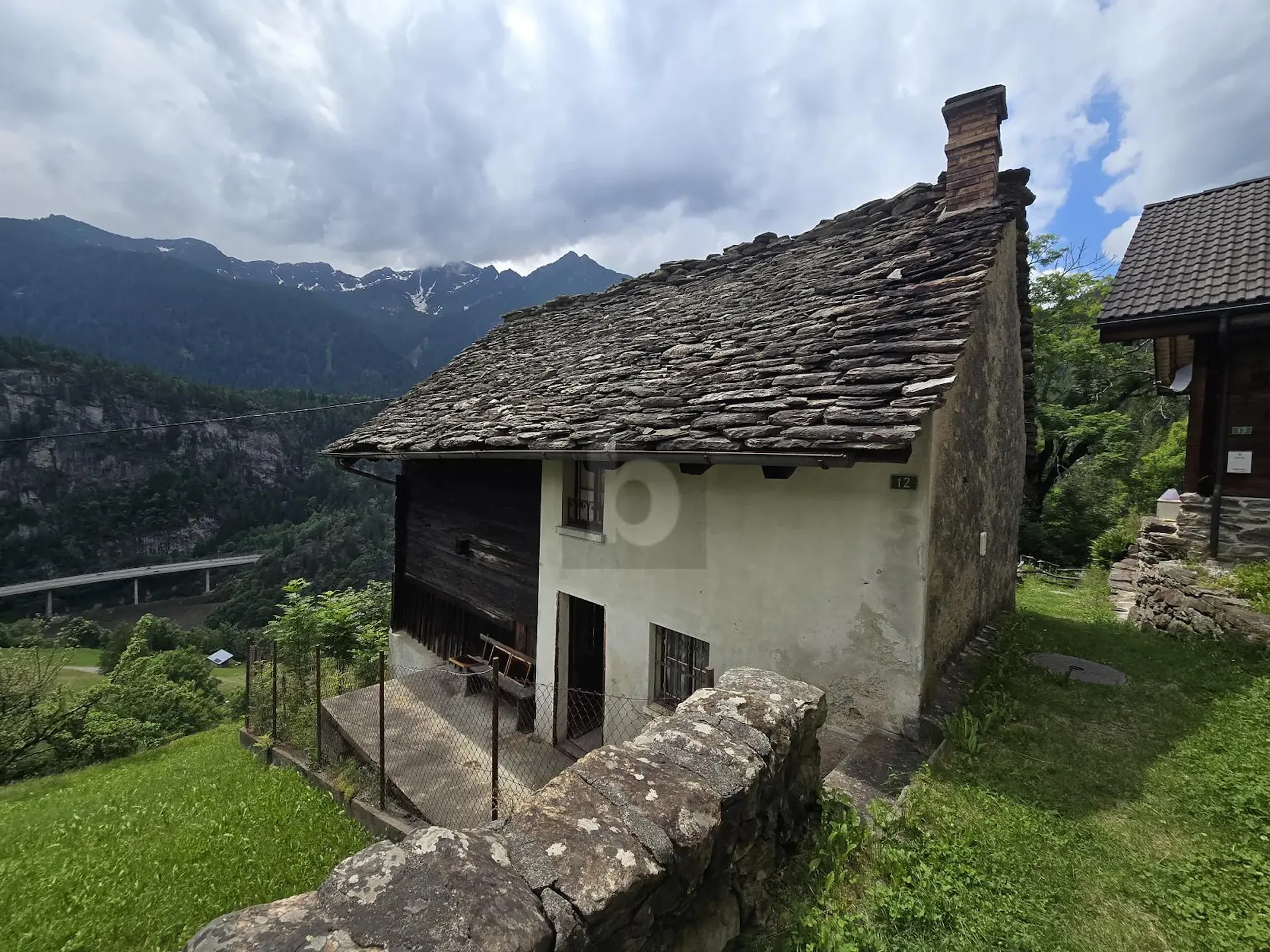 Spacious and sunny to renovate
