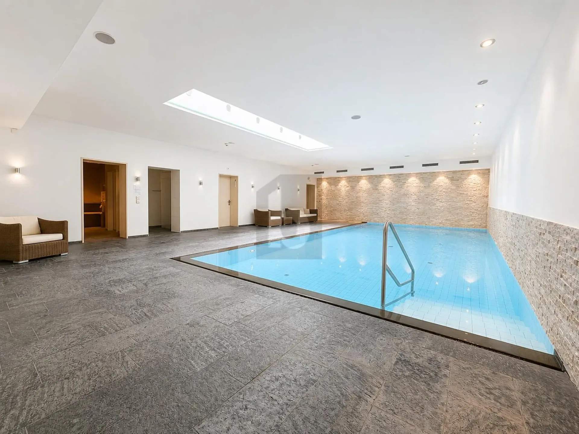 EXCLUSIVITÉ! PRÈS DU RHIN ET DU MUSÉE D'ART AVEC PISCINE