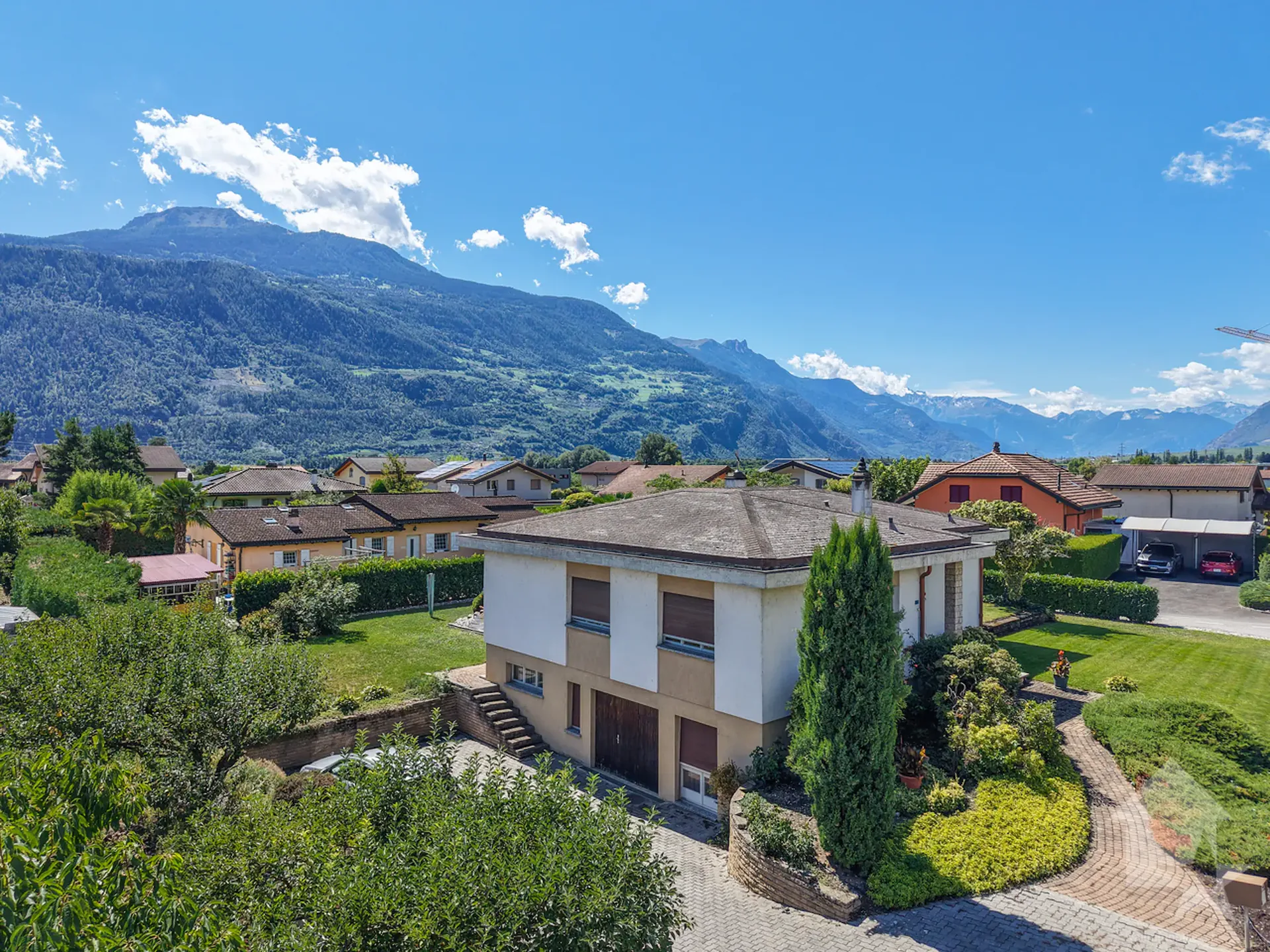 Charmante villa de 6.5 pcs avec magnifique jardin, situation idéale et calme