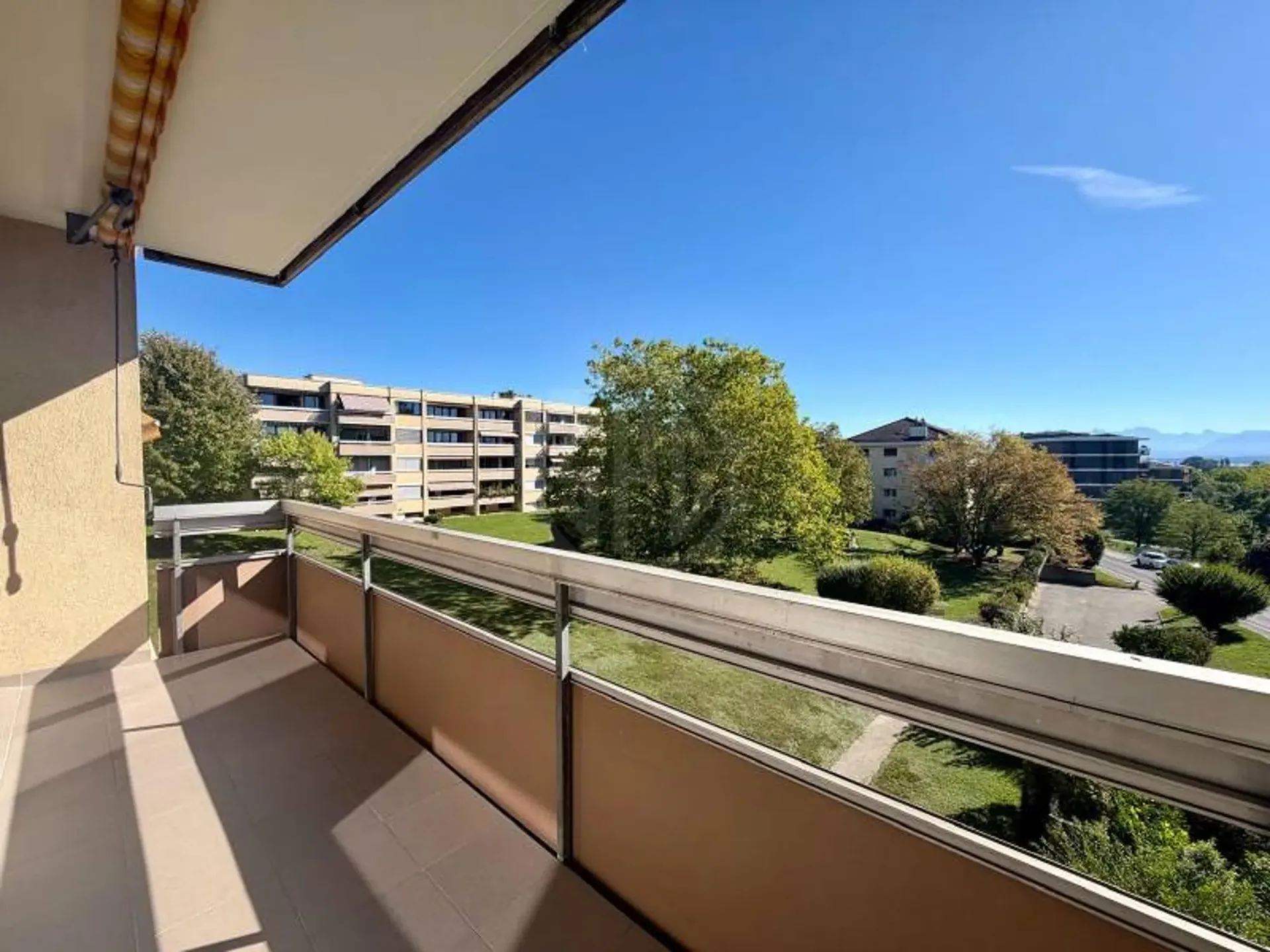 Pleasant Apartment - Nyon