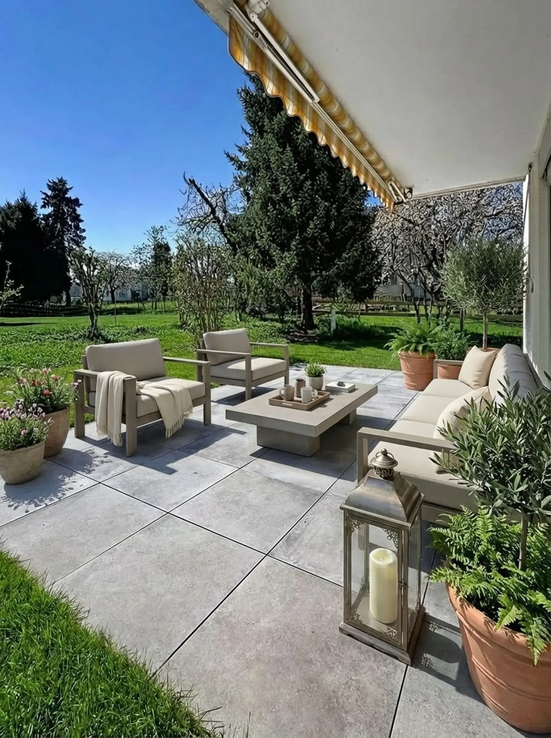 ENTRE MORAT ET FRIBOURG Appartement rénové de 3.5 pces avec jardin