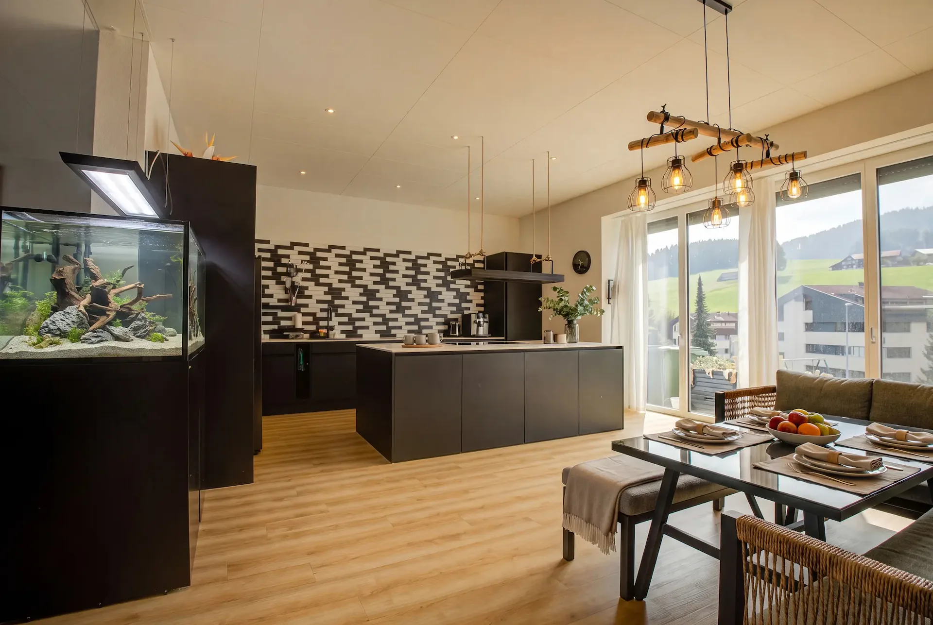 MAISON INDIVIDUELLE DE 6,5 PIÈCES ÉLÉGANTE, CONSTRUITE SELON LES NORMES D'AMÉNAGEMENT LES PLUS MODERNES