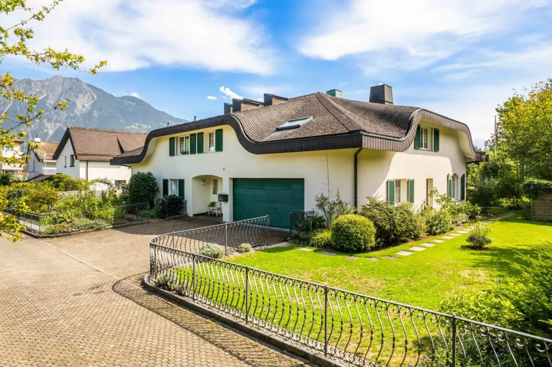 A home of special kind - charming 7.5-room single-family house with garden idyll
