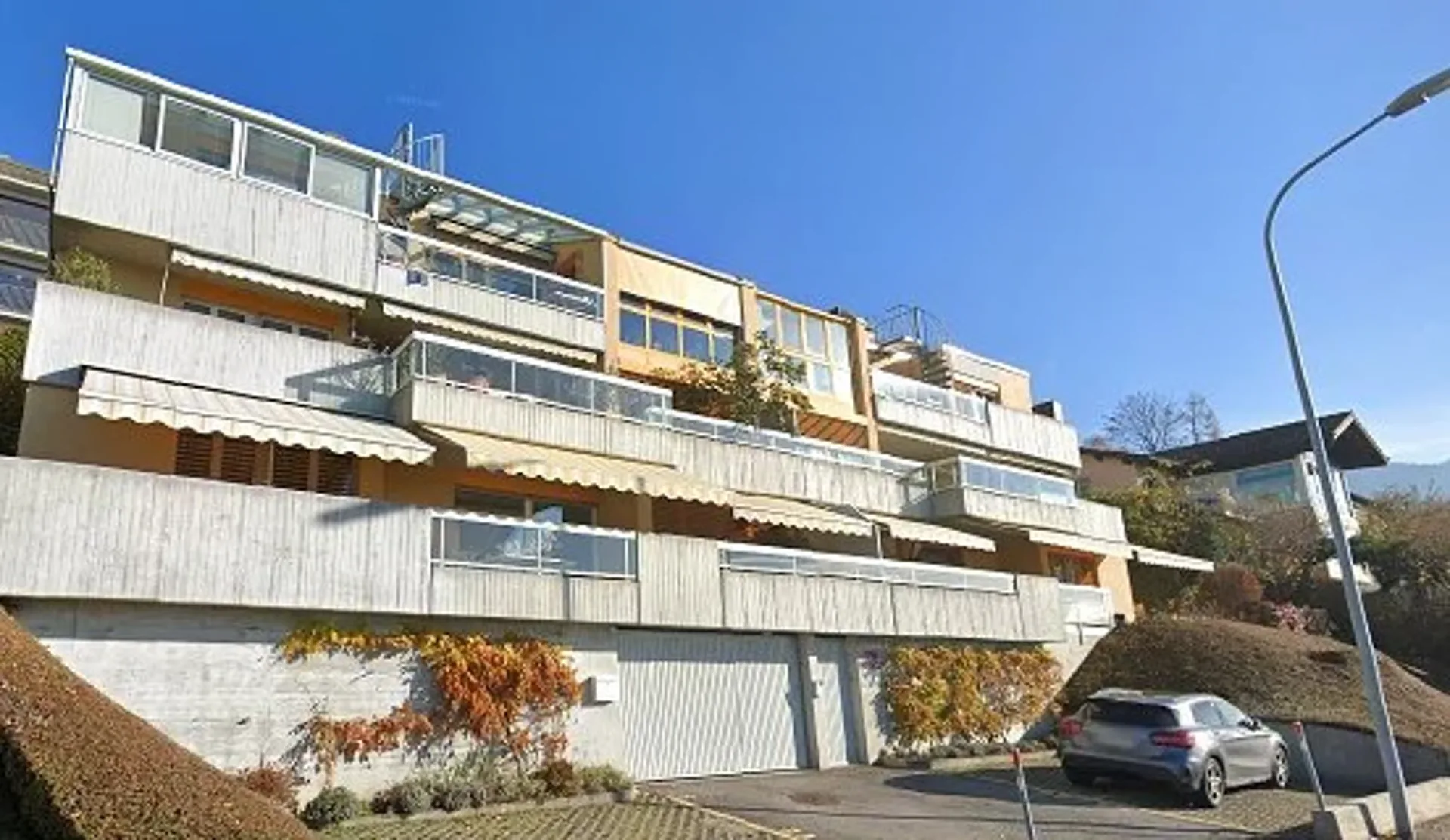 A spacious 3-room apartment of 120 m² on the 2nd floor, with a rooftop and offering a breathtaking view of the lake.