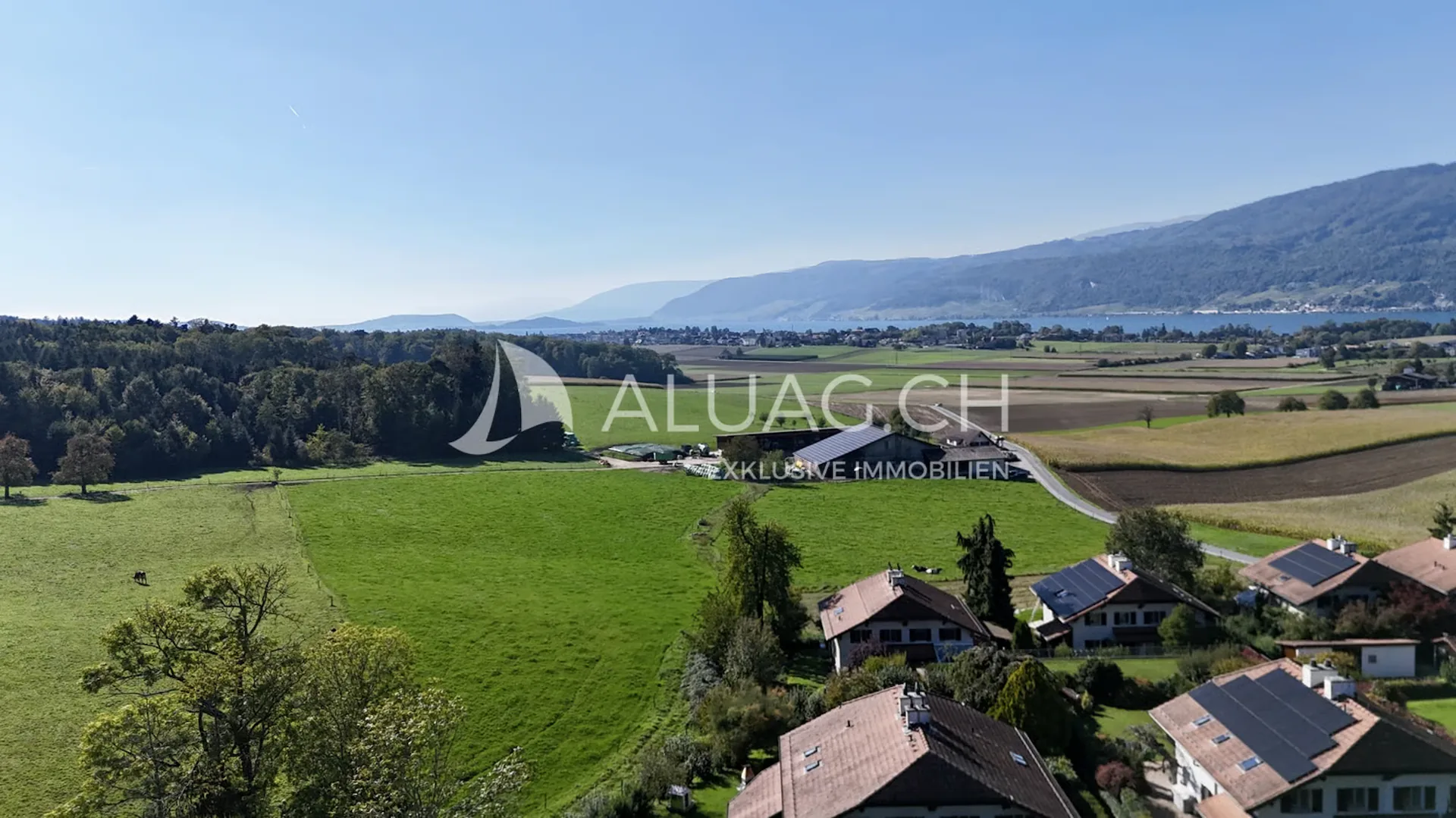 Terrain à bâtir dans un quartier calme avec vue sur le lac