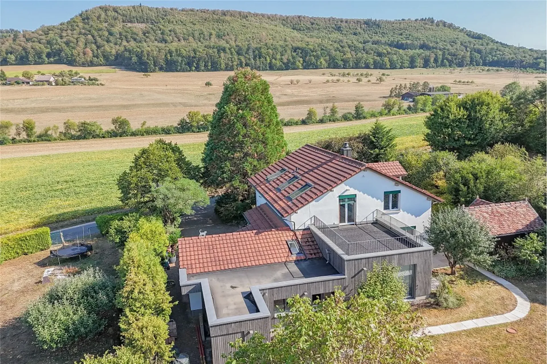 Beautiful living in your own park: Spacious house with plenty of privacy