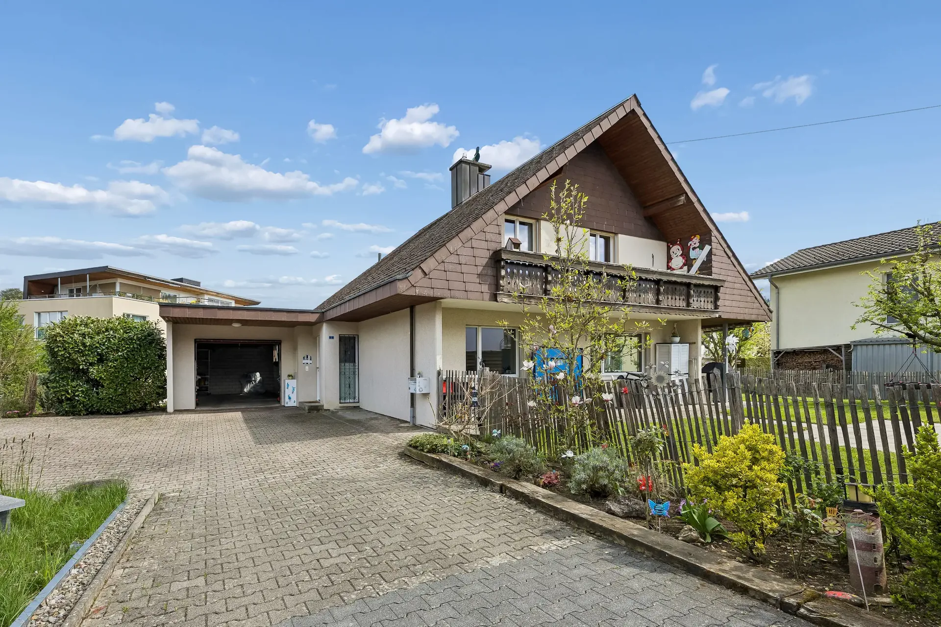 Maison individuelle dépendante avec 6,5 pièces et grand jardin