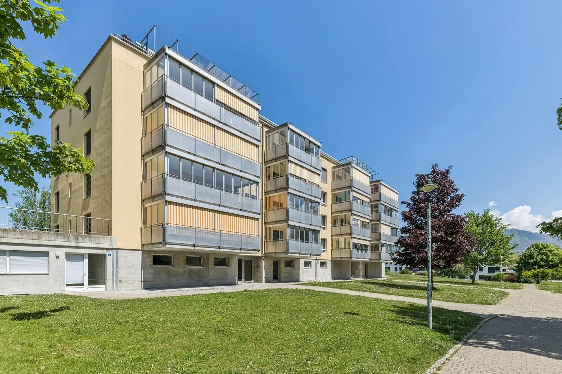 Spacious 140 m² through apartment with exceptional terrace