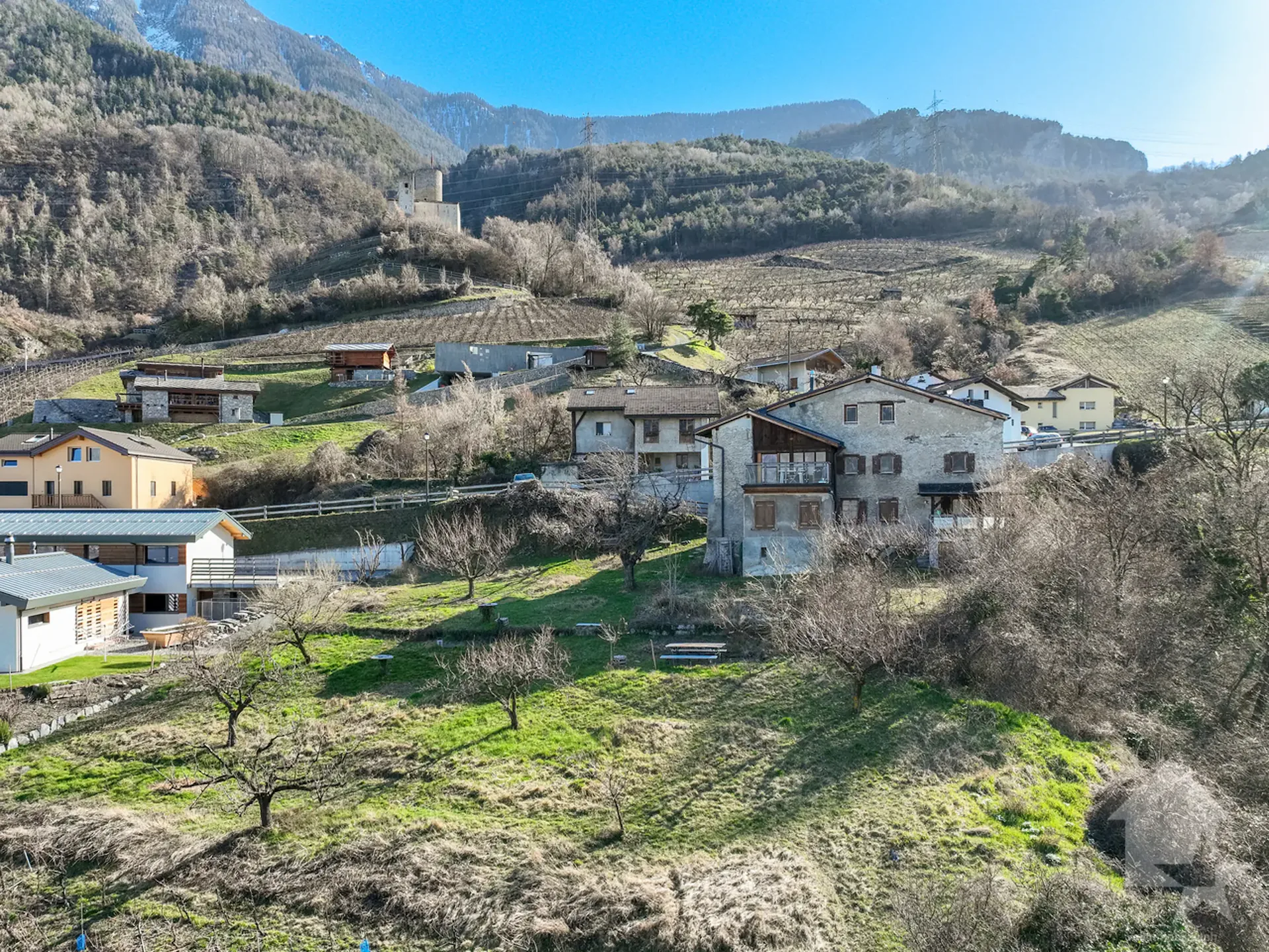 Grand terrain à construire dans le village de Saxon