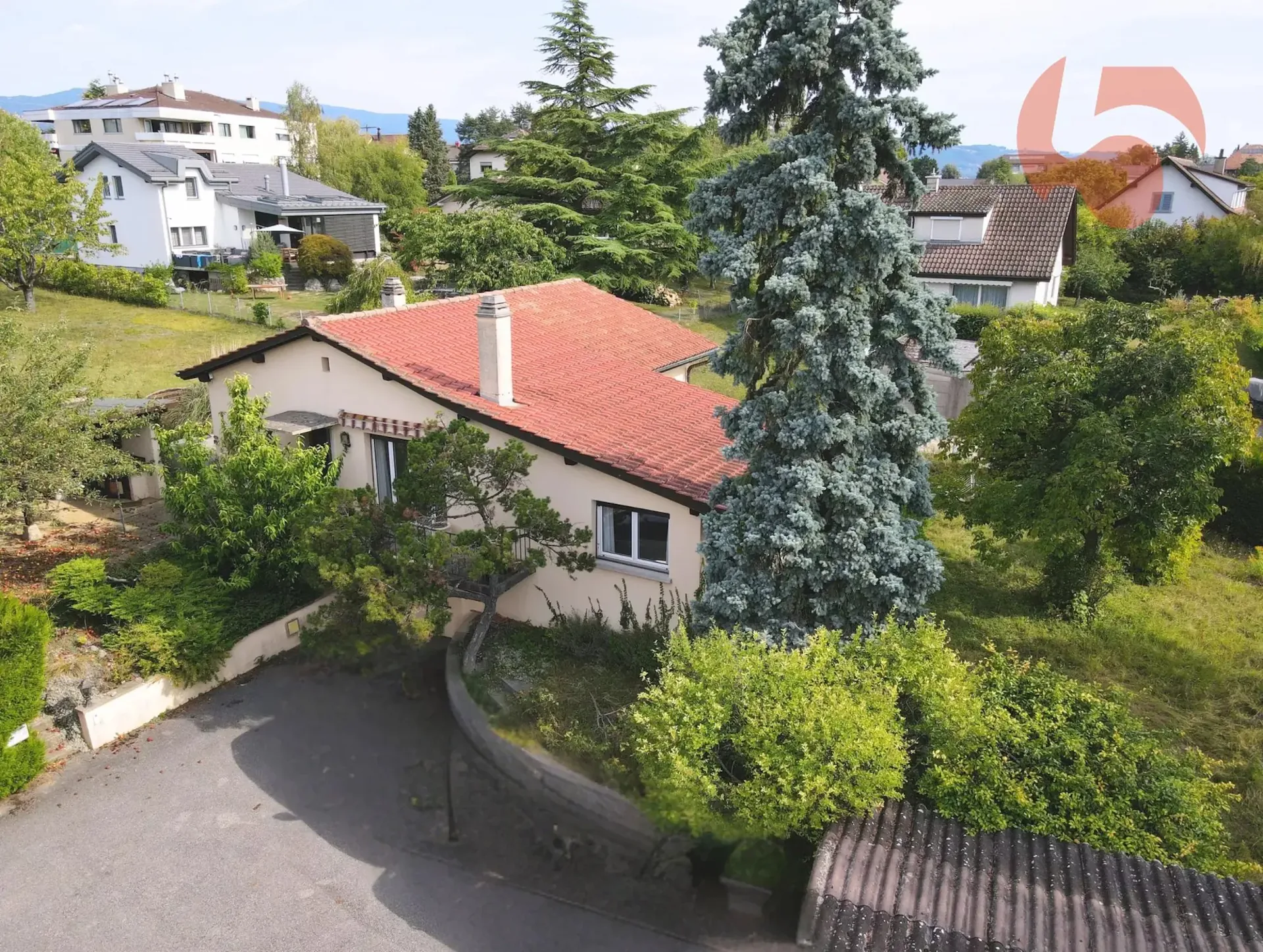 A 350 m du coeur de Prangins, une maison à réinventer sur une magnifique parcelle arborisée