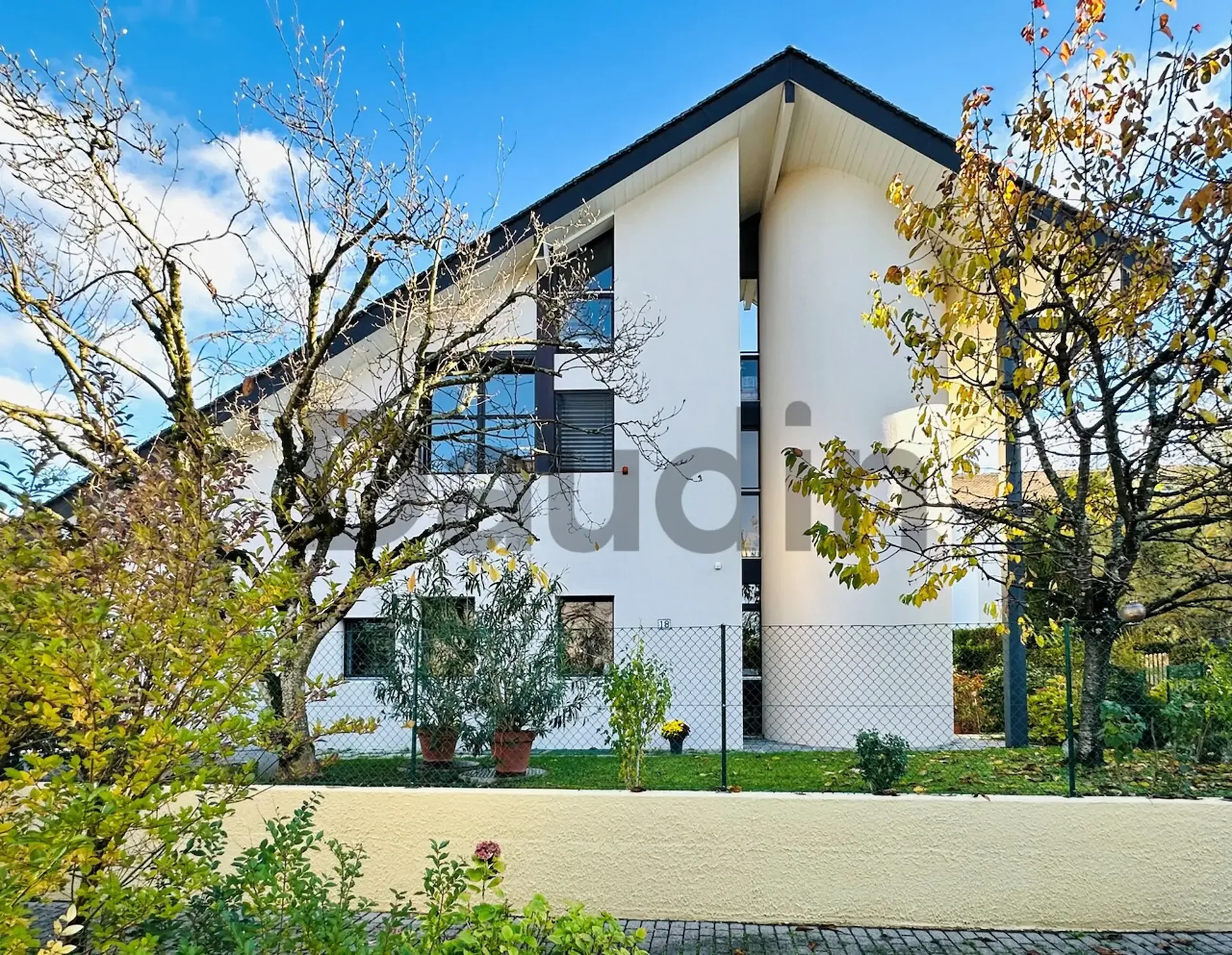 Magnificent 6-room architect's villa in a quiet residential area