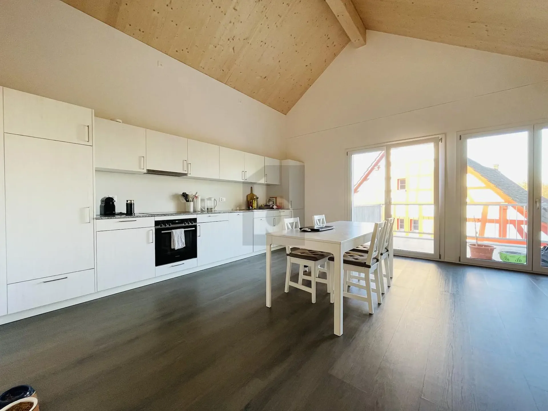 CHARMANT, SPACIOUS AND WITH GALLERY