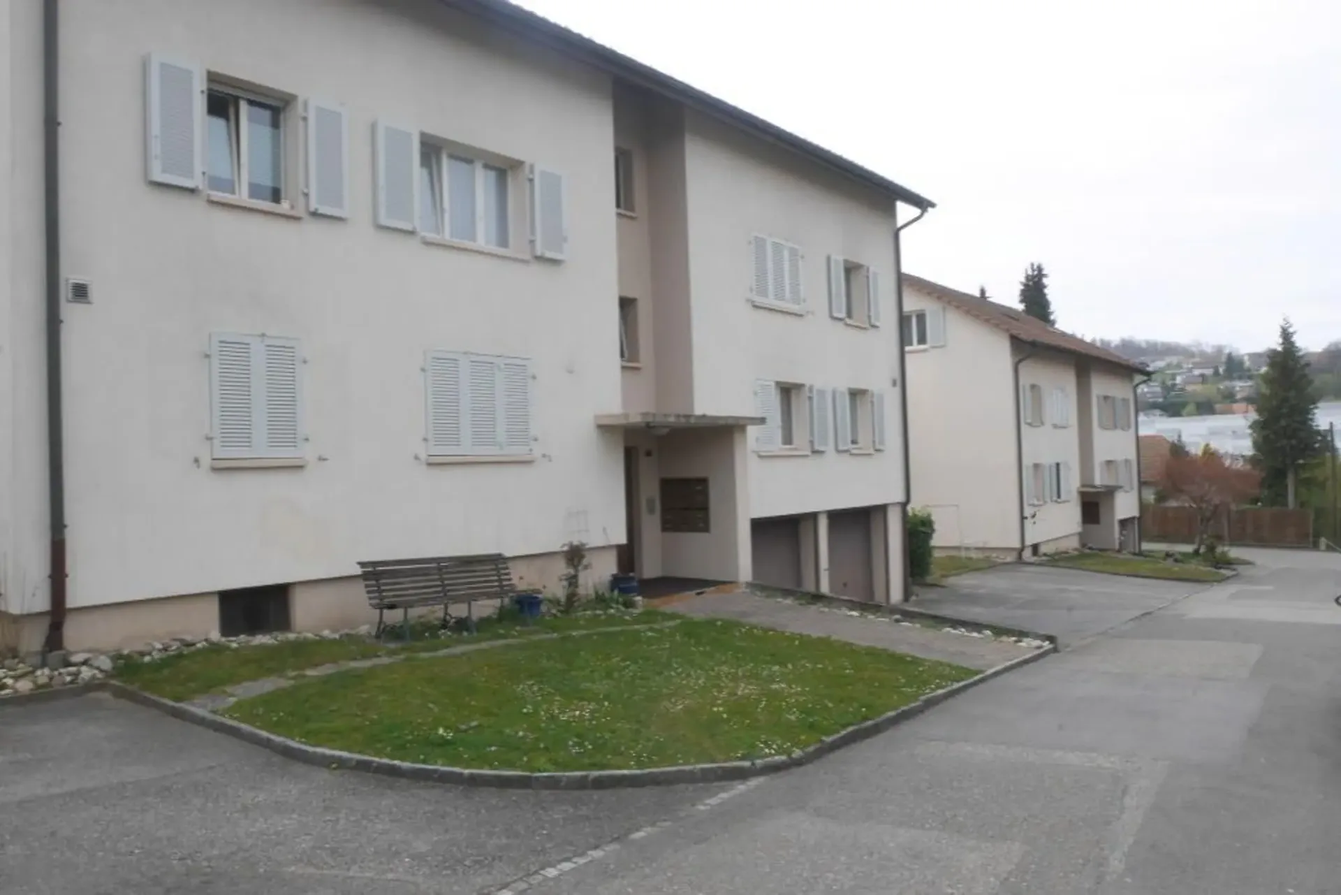Neuwertige 3.5-Zimmerwohnung in Safenwil! Swimmingpool im Hintergarten