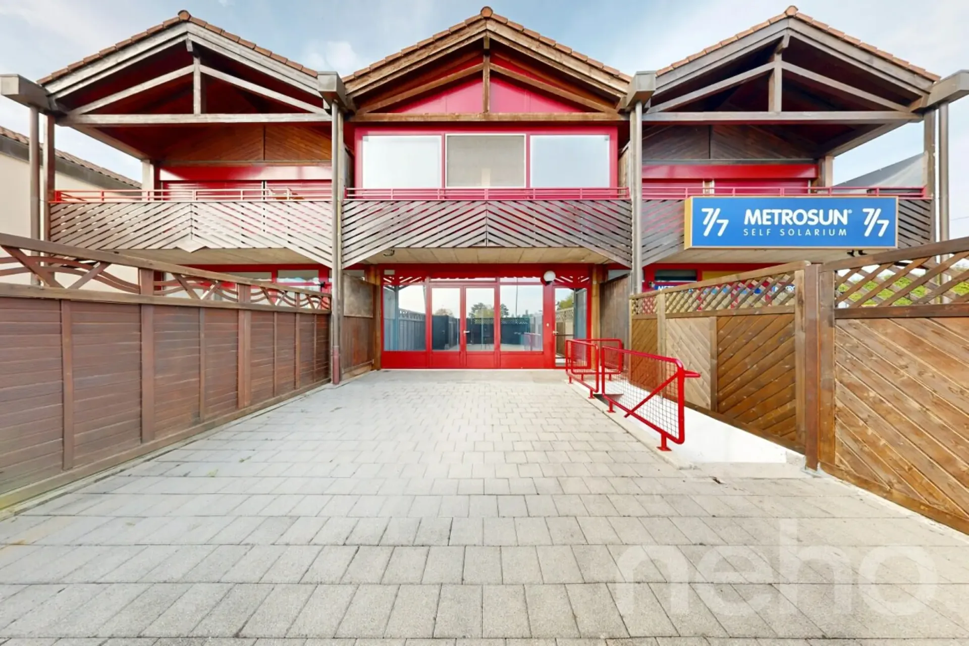 Mischgebäude mit Gewerbeflächen und 3,5-Zimmer-Wohnung