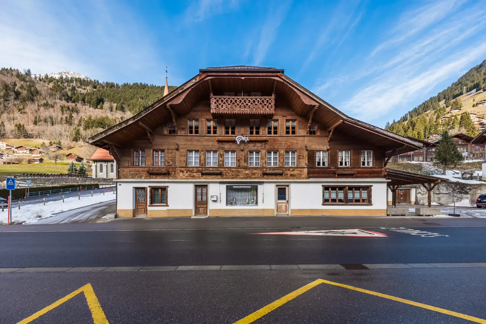 Rare opportunity: mixed-use building in Jaun