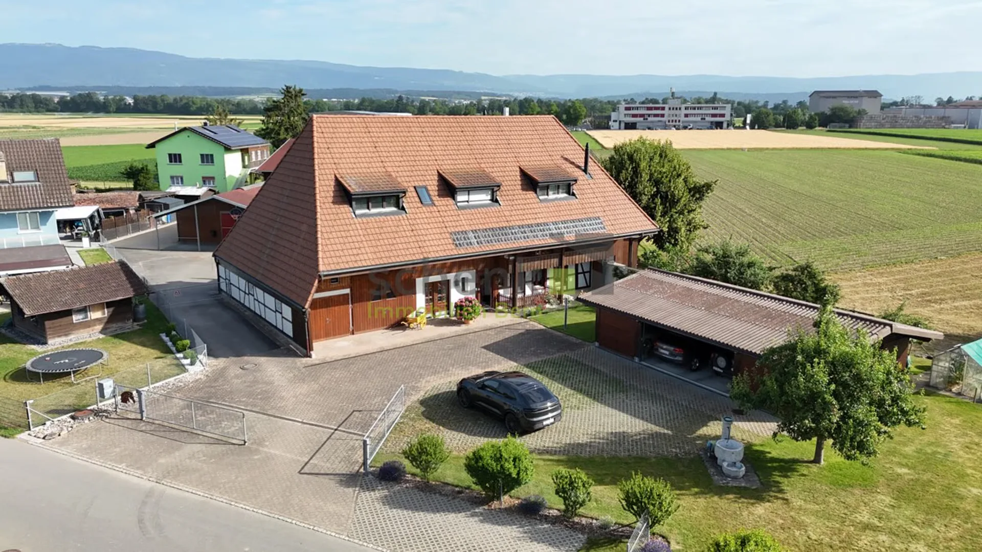 Very spacious house for horse lovers