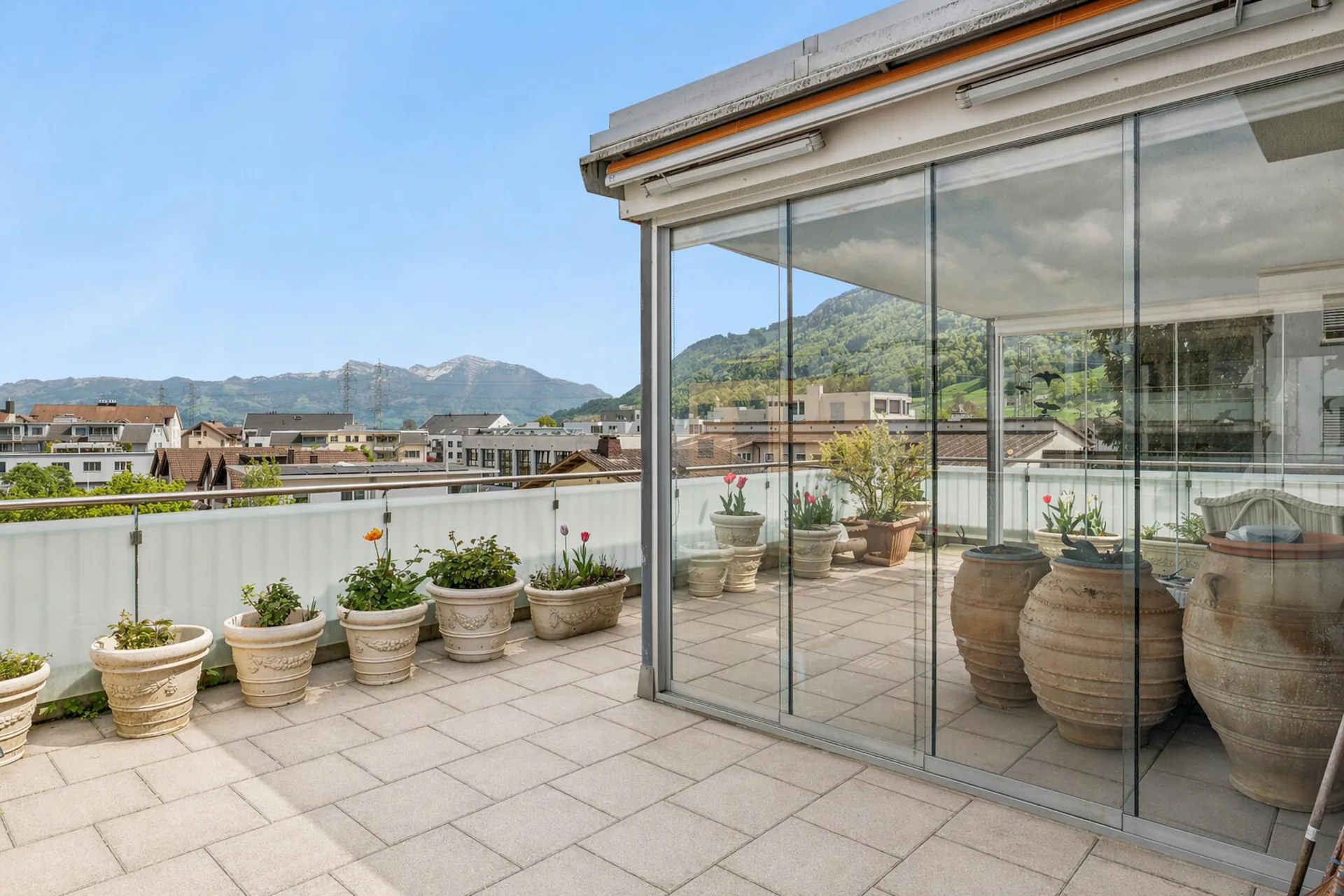 Penthouse di classe extra con piano privato e terrazza sul tetto di 60 m²