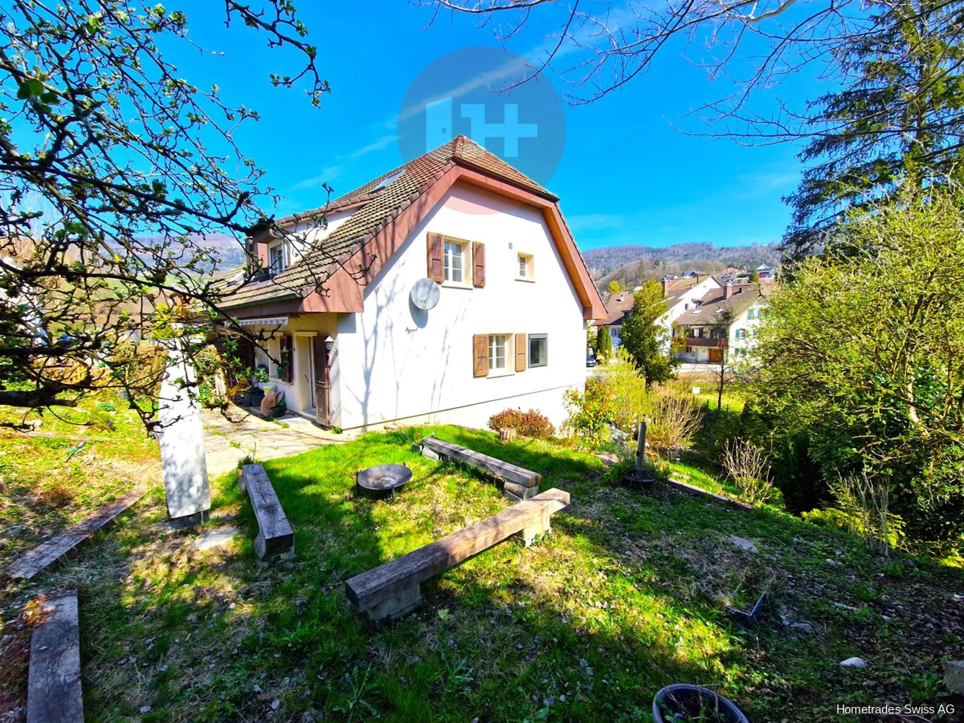 MAISON DE NEUF CHAMBRES EN BORDURE DE ROUTE POUR LA GRANDE FAMILLE !
