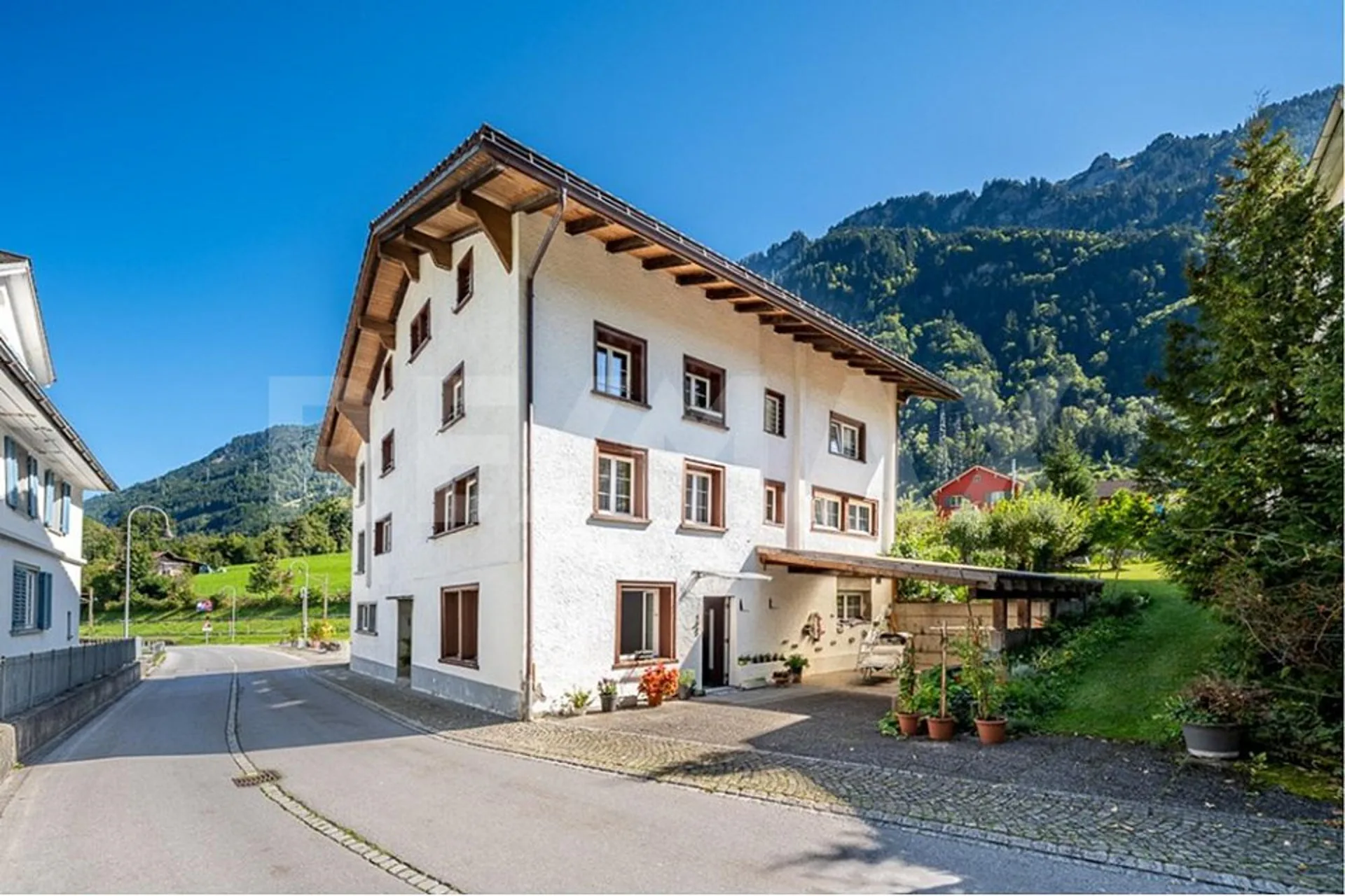 Maison d'habitation avec trois appartements et réserve de terrain constructible