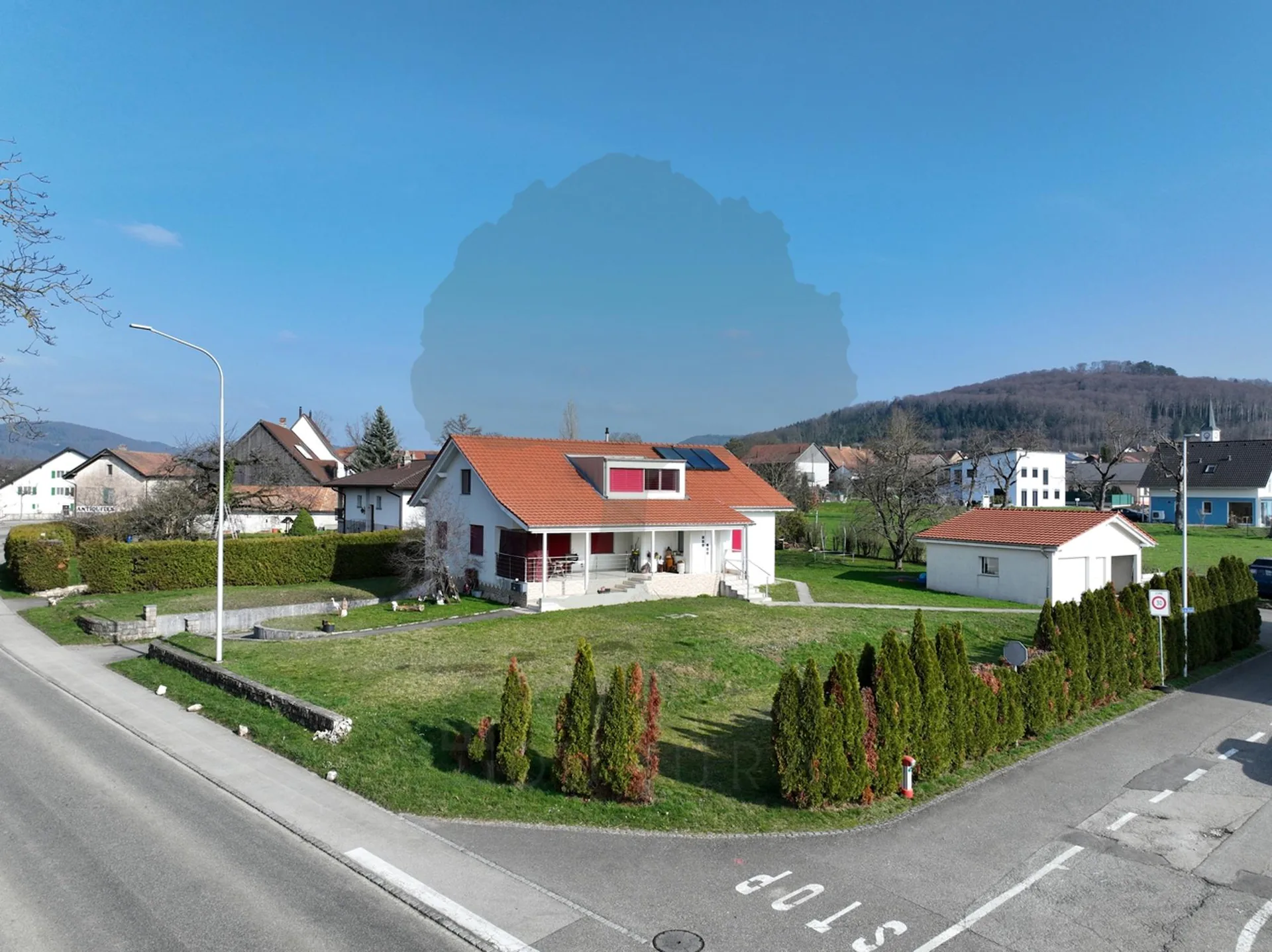 Family house with two 3.5-room apartments and three garages