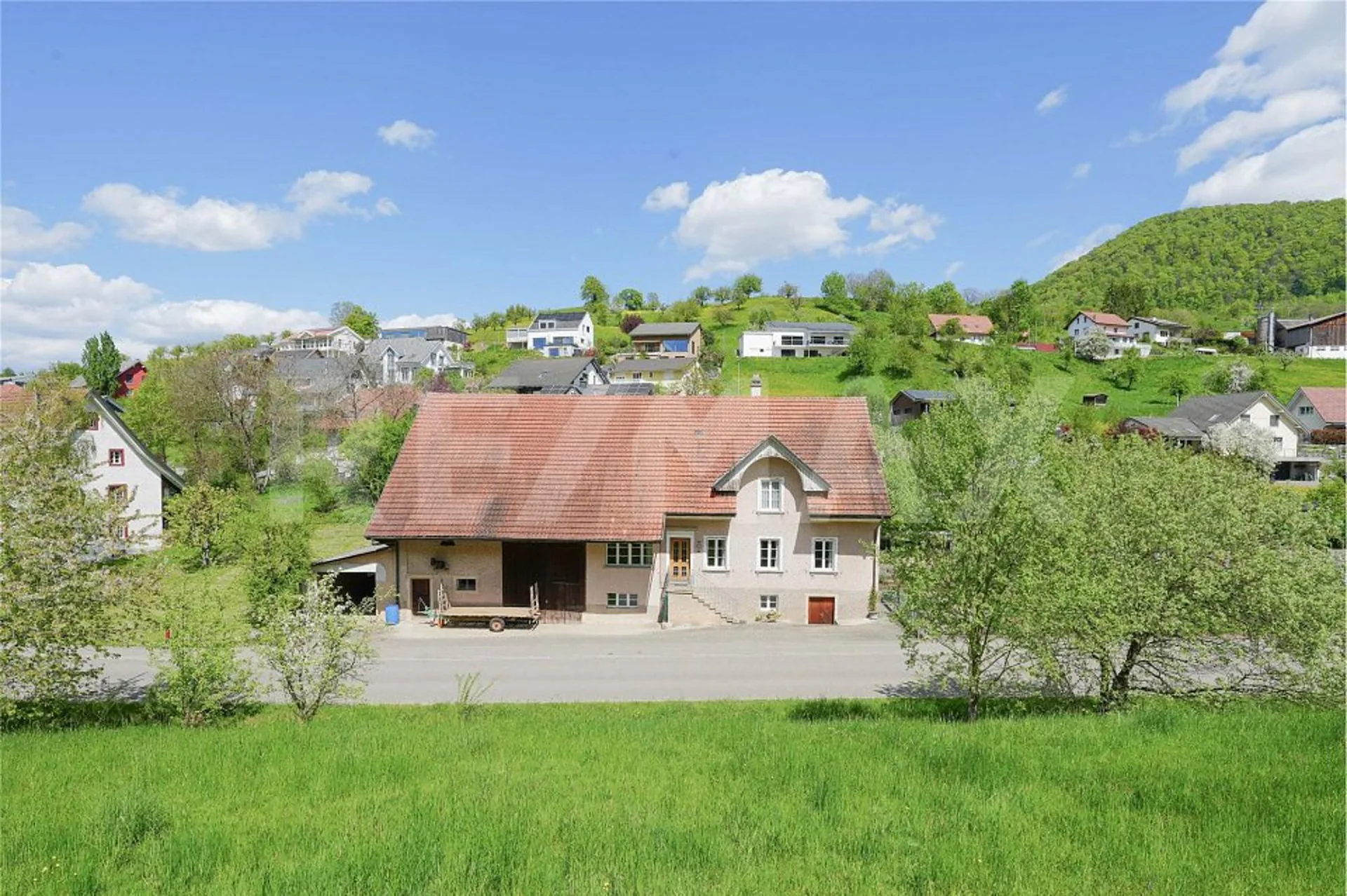 Vaste ferme habitable avec réserve de terrain constructible séparée