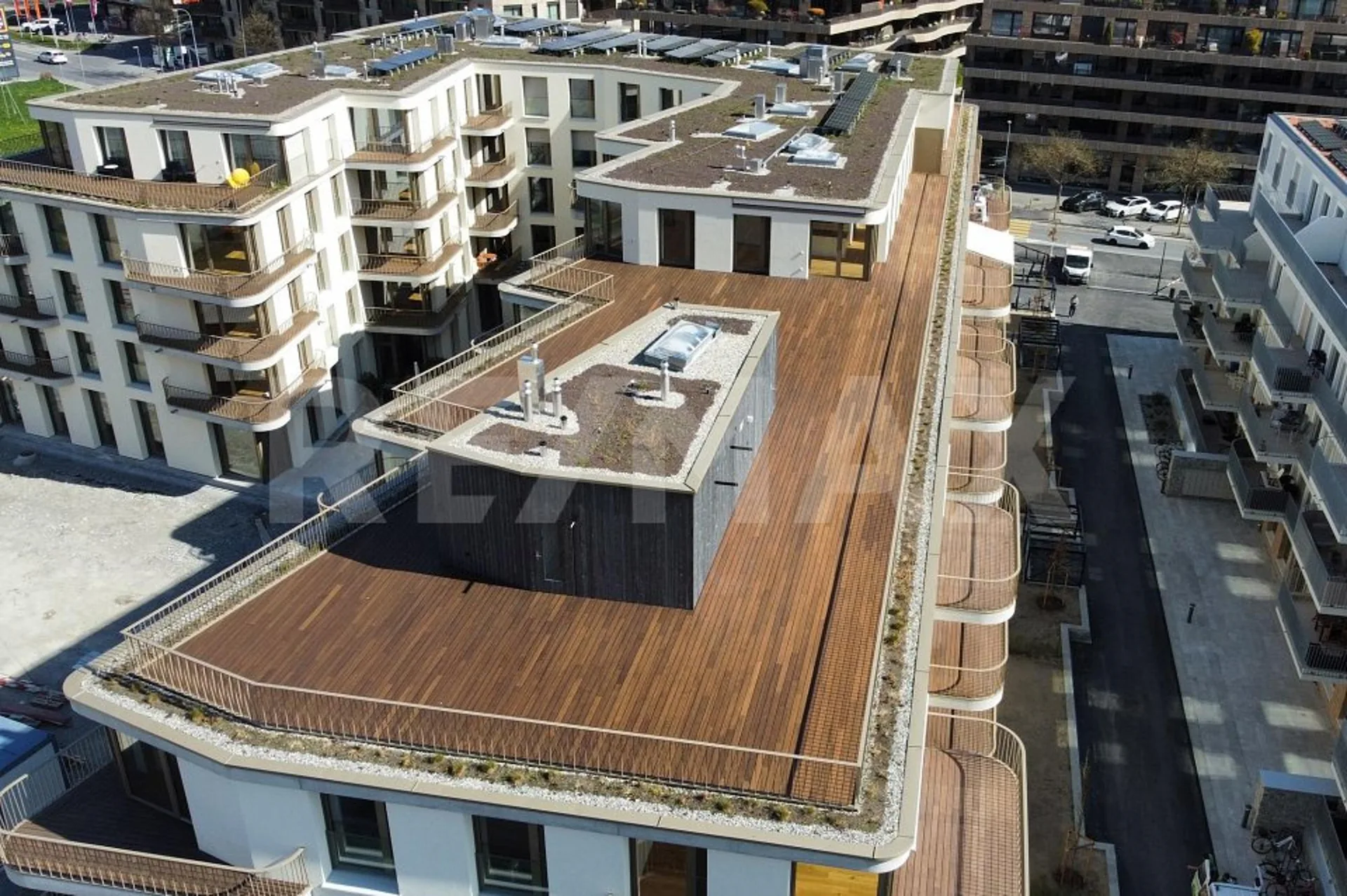 6½ room apartment on the top floor, with 400m² terrace.