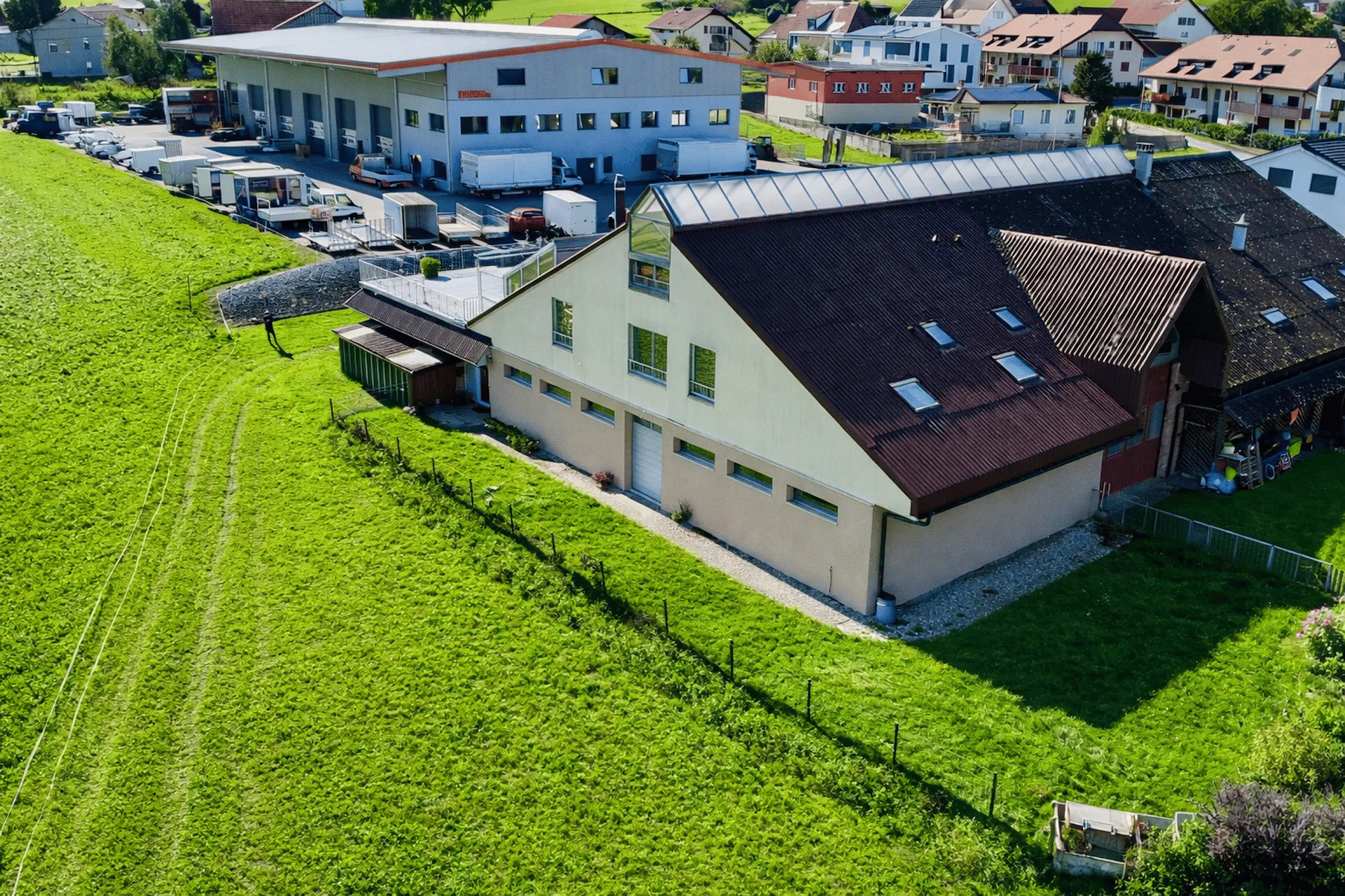 Villa mit 165 m2 und unabhängigem Atelier 154 m² - Wohnen & Arbeiten - großes Potenzial - Torny (FR) Seltenes Angebot: Villa + unabhängiges Atelier